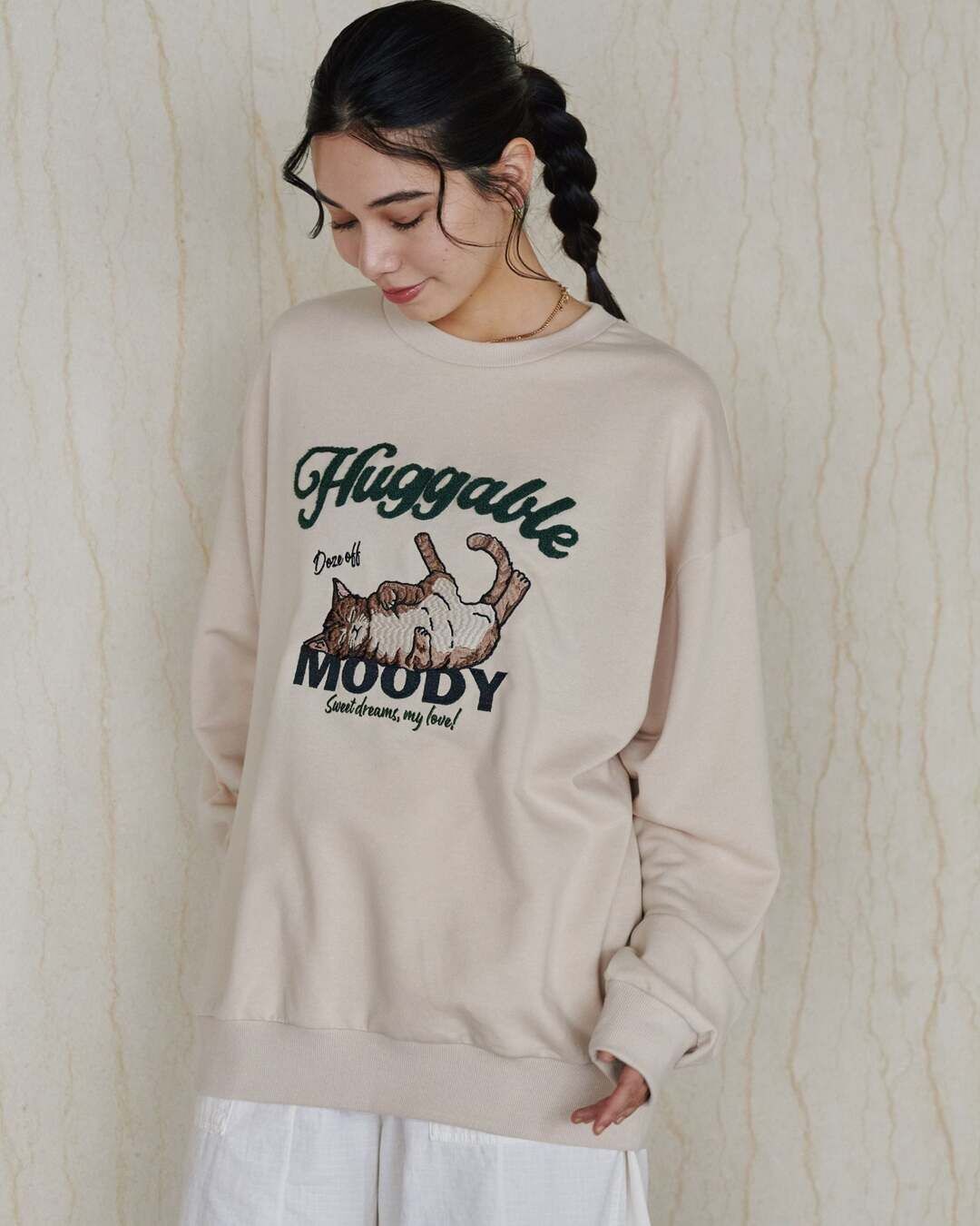 【POWER TO THE PEOPLE】慵懶貓咪刺繡大學TEE