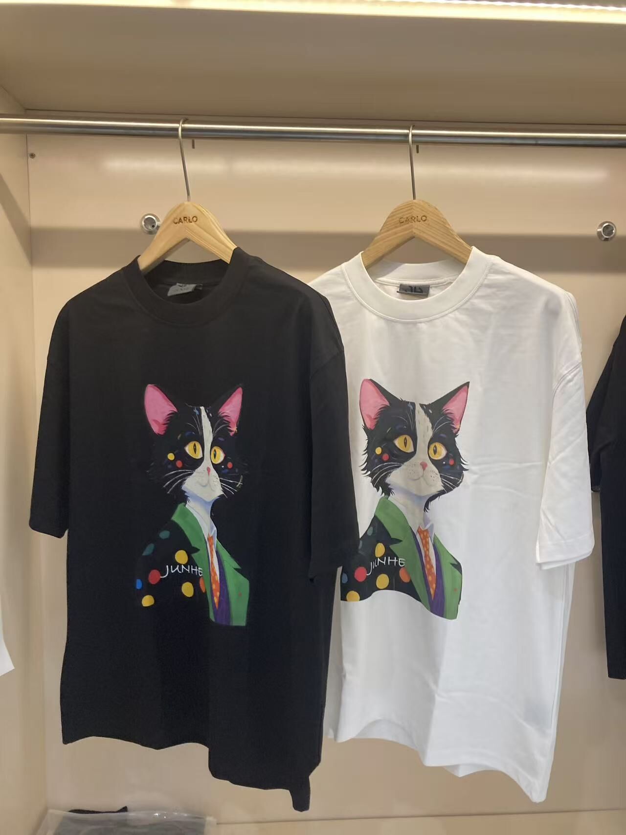 【直播】JUNHE LL011306 黑白小貓短袖上衣 (送隨機頸鏈)