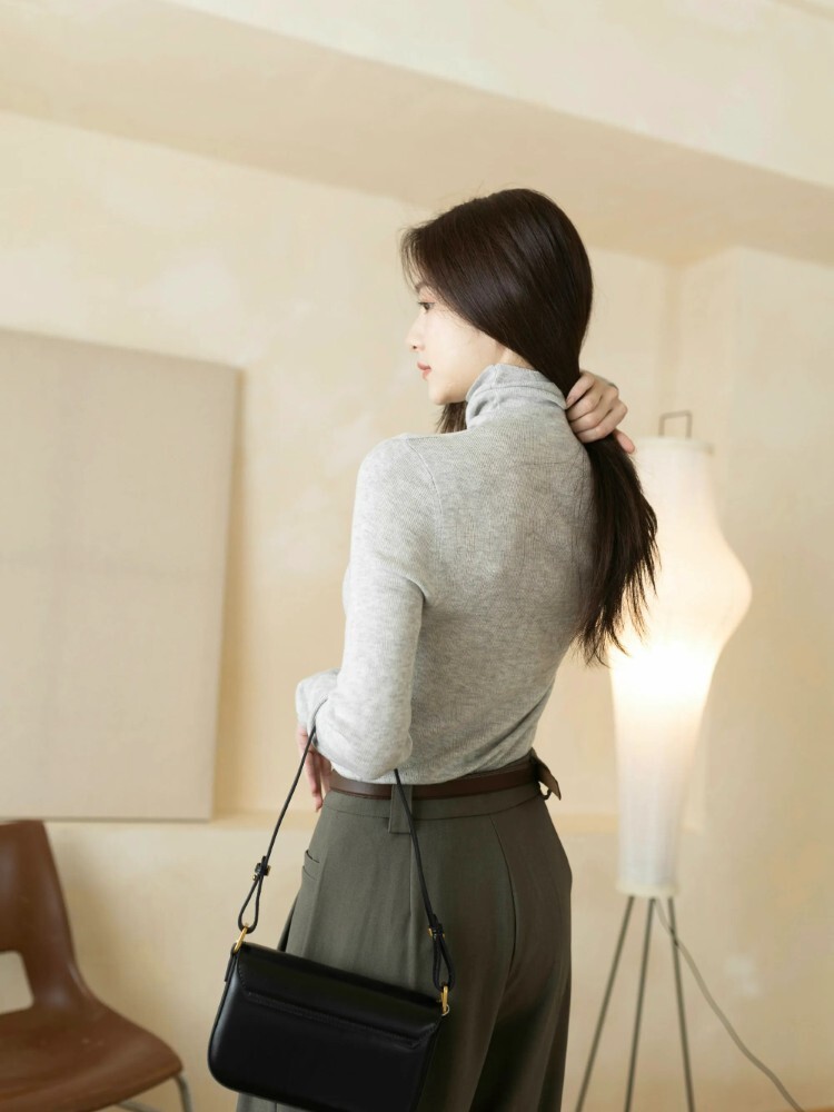 細緻翻領內搭針織上衣（6%羊毛）