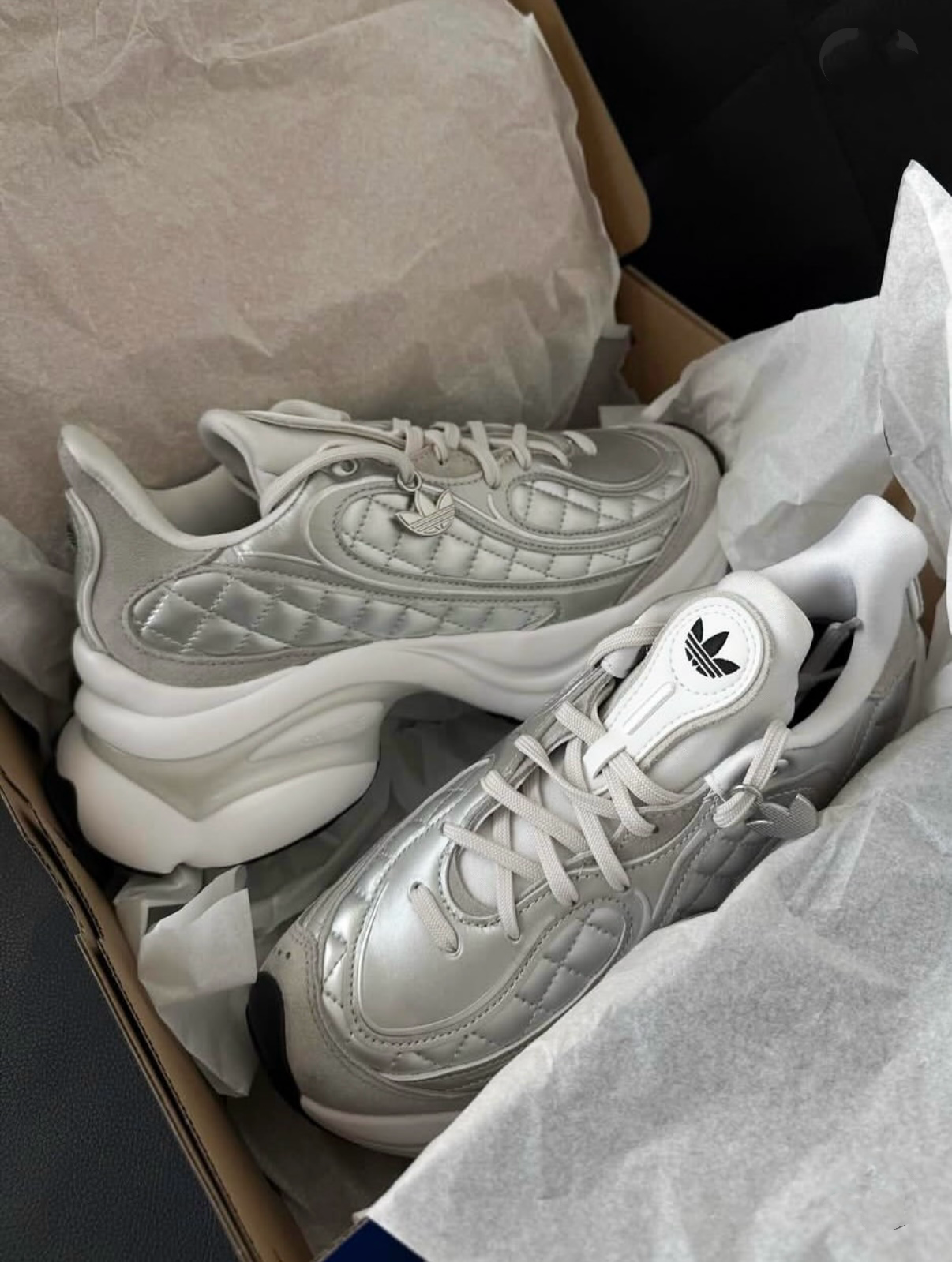 Adidas Originals Ozvenuz 液態銀 銀灰色 Y2K 小香風 皮革 厚底 老爹鞋 浮蝶鞋 KJ3971/預購