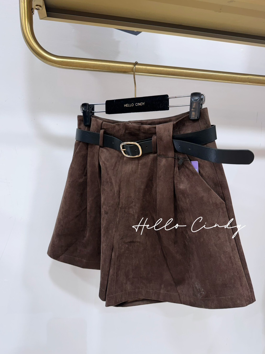 B01040 質感滿分的柔軟仿麂皮附腰帶短褲