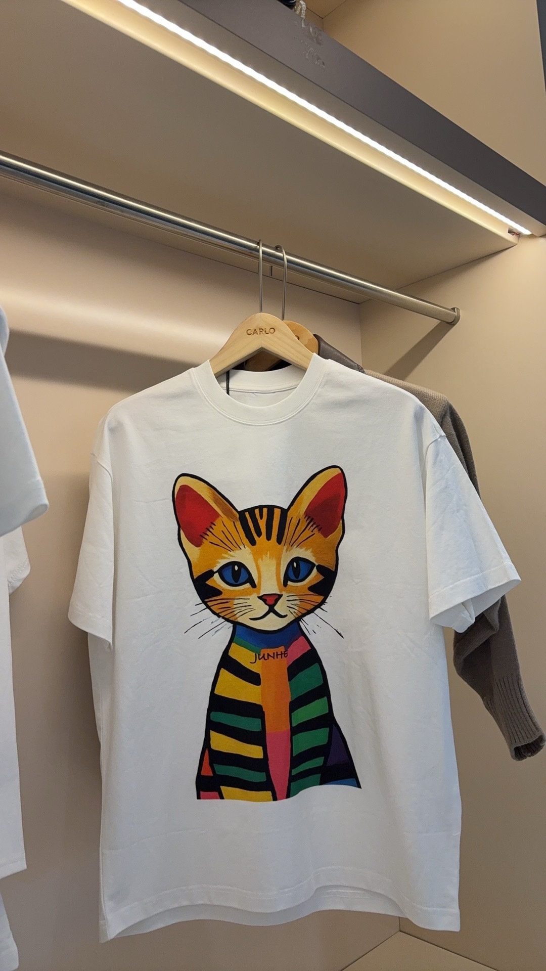 【直播】JUNHE LL011319 間條法老小貓短袖上衣 (送隨機頸鏈)