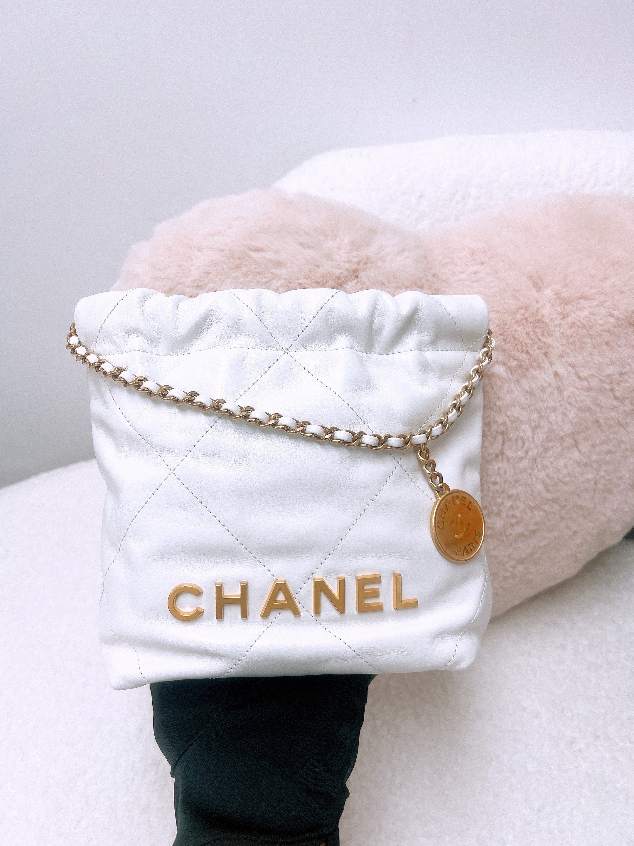 Chanel 22 mini white GHW