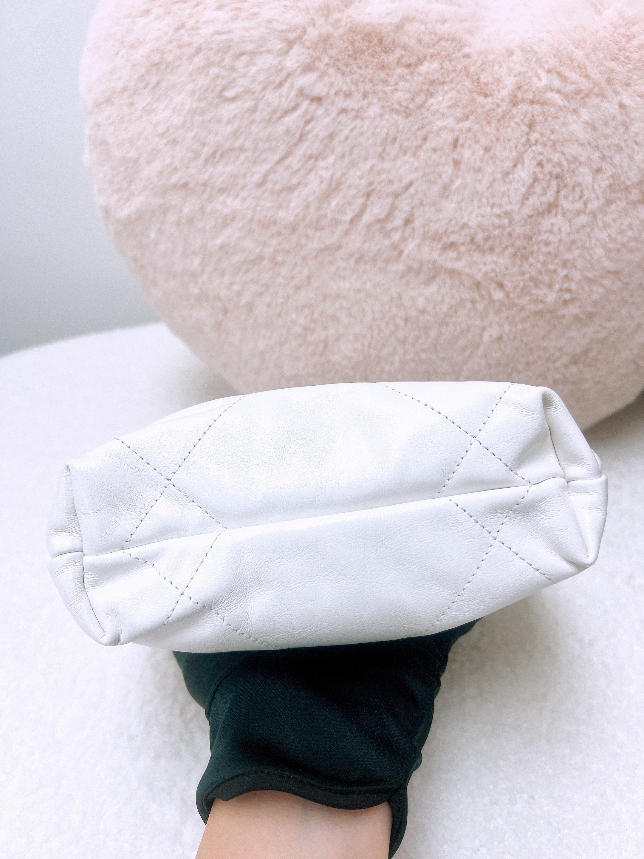 Chanel 22 mini white GHW