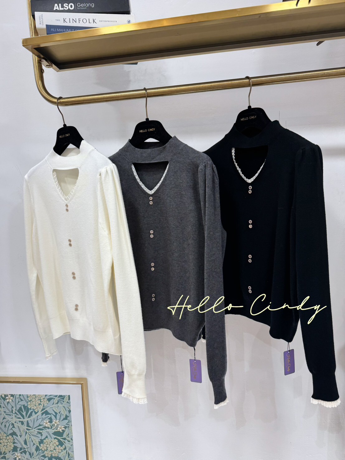 B01045 超甜美胸前V領小縷空蕾絲拼接針織上衣