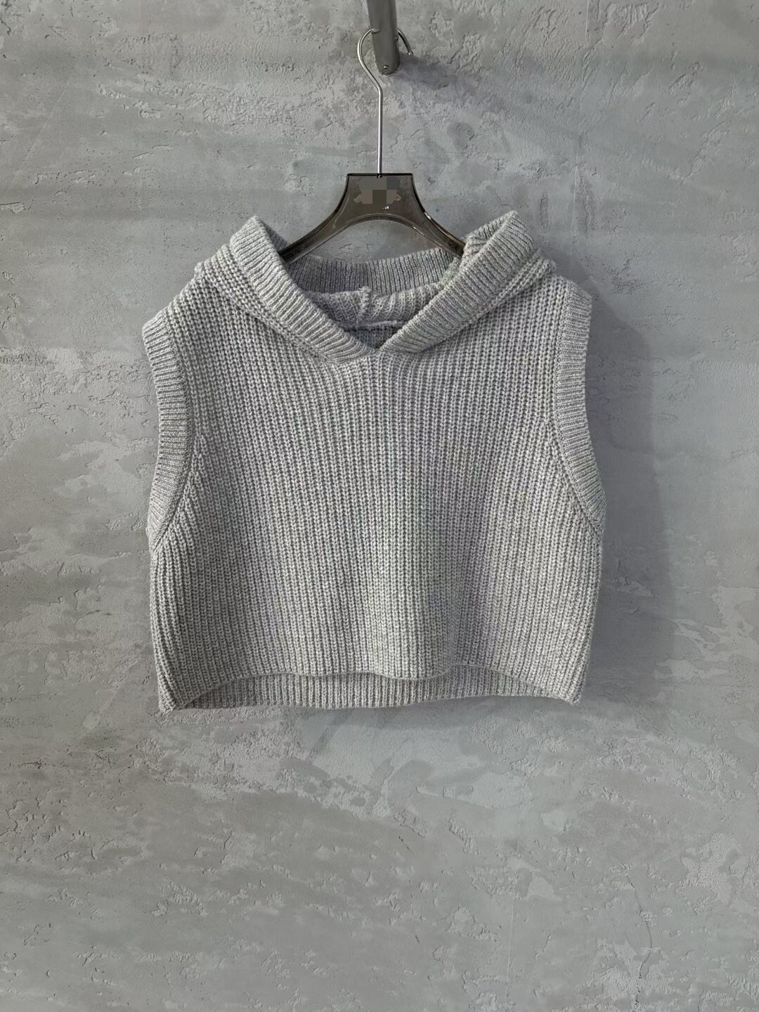 短版造型連帽針織