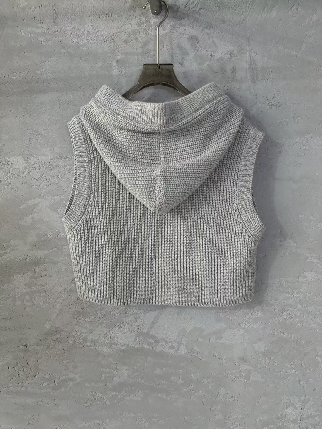 短版造型連帽針織