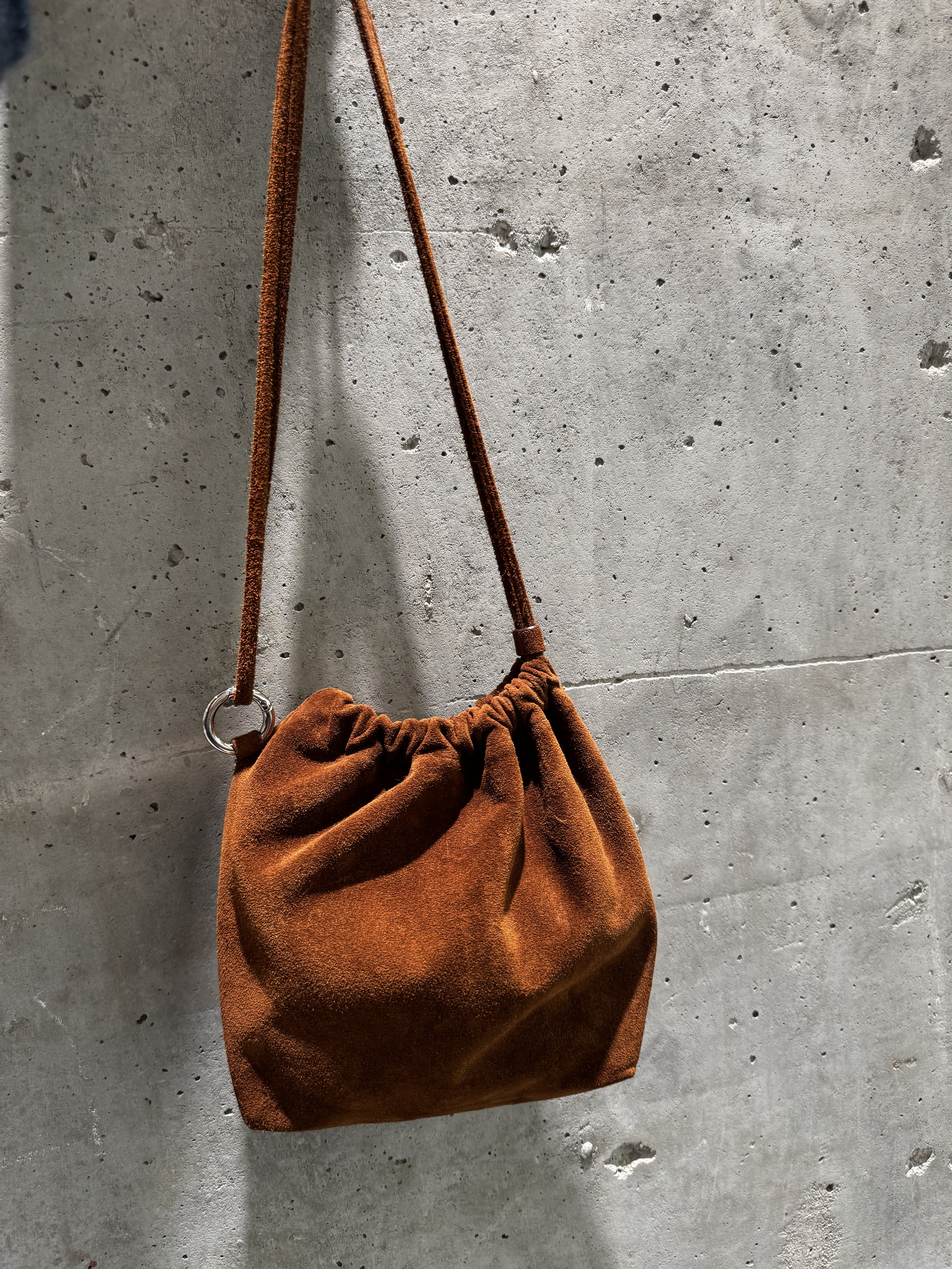 A1DE07#減價猄皮銀扣索帶細袋^焦糖