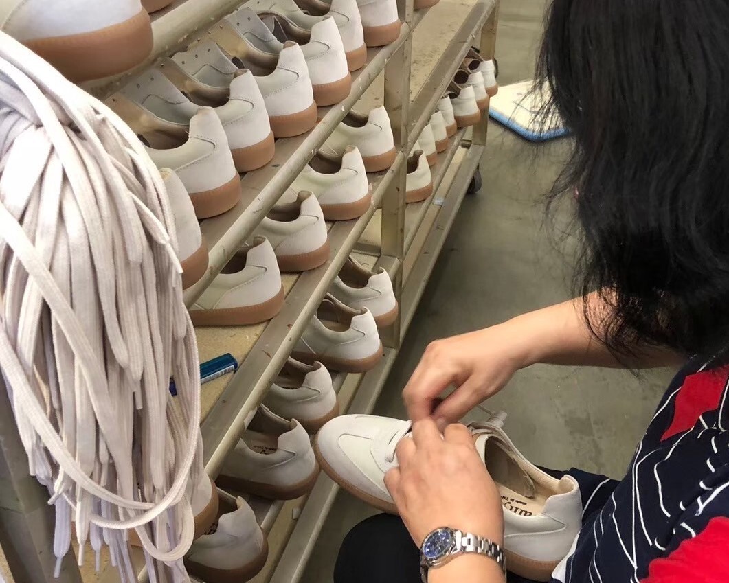 Sanly Joy 台南製鞋，展現台灣鞋業職人的專注與熱情，堅持 MIT 在地生產，為消費者提供品質最優良、舒適度最高的真皮手工女鞋。