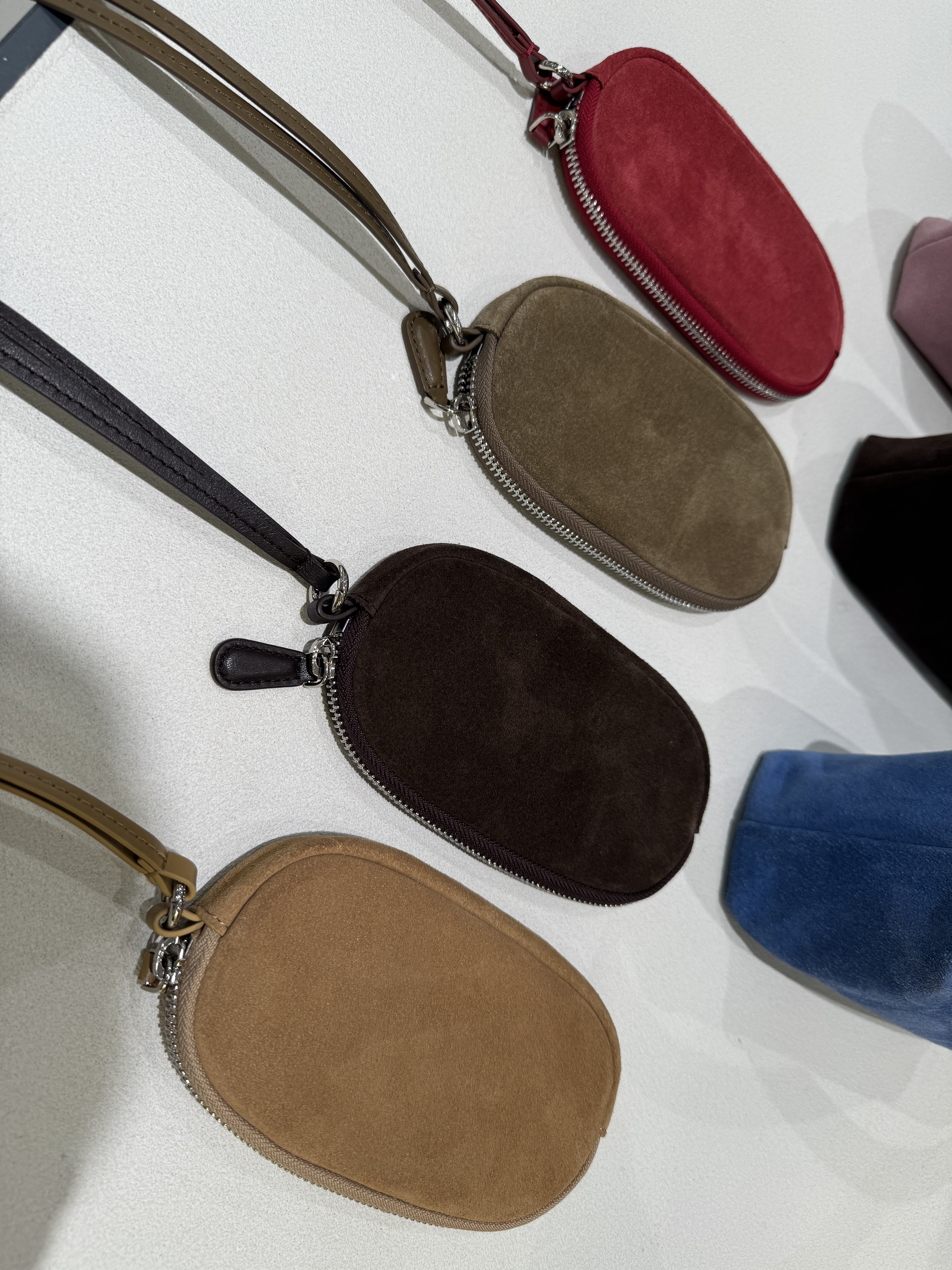 A1DE20 牛皮掛頸包*4色