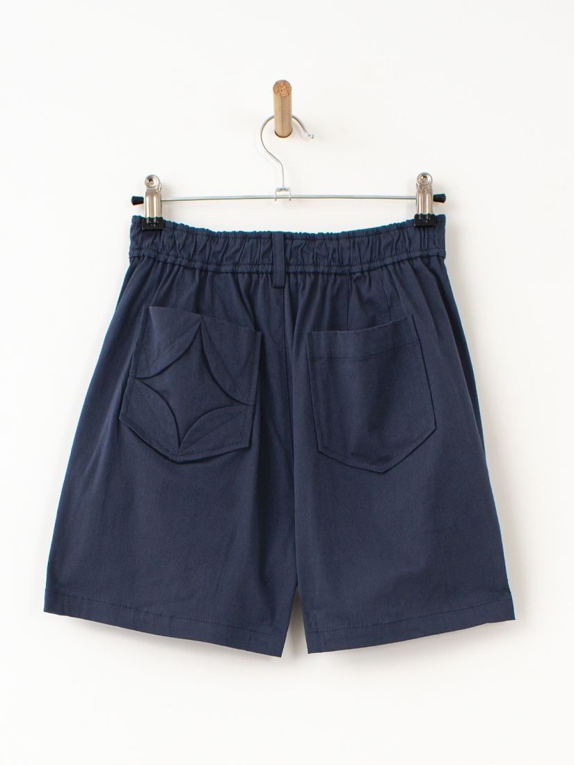 花瓣造型打褶口袋短褲