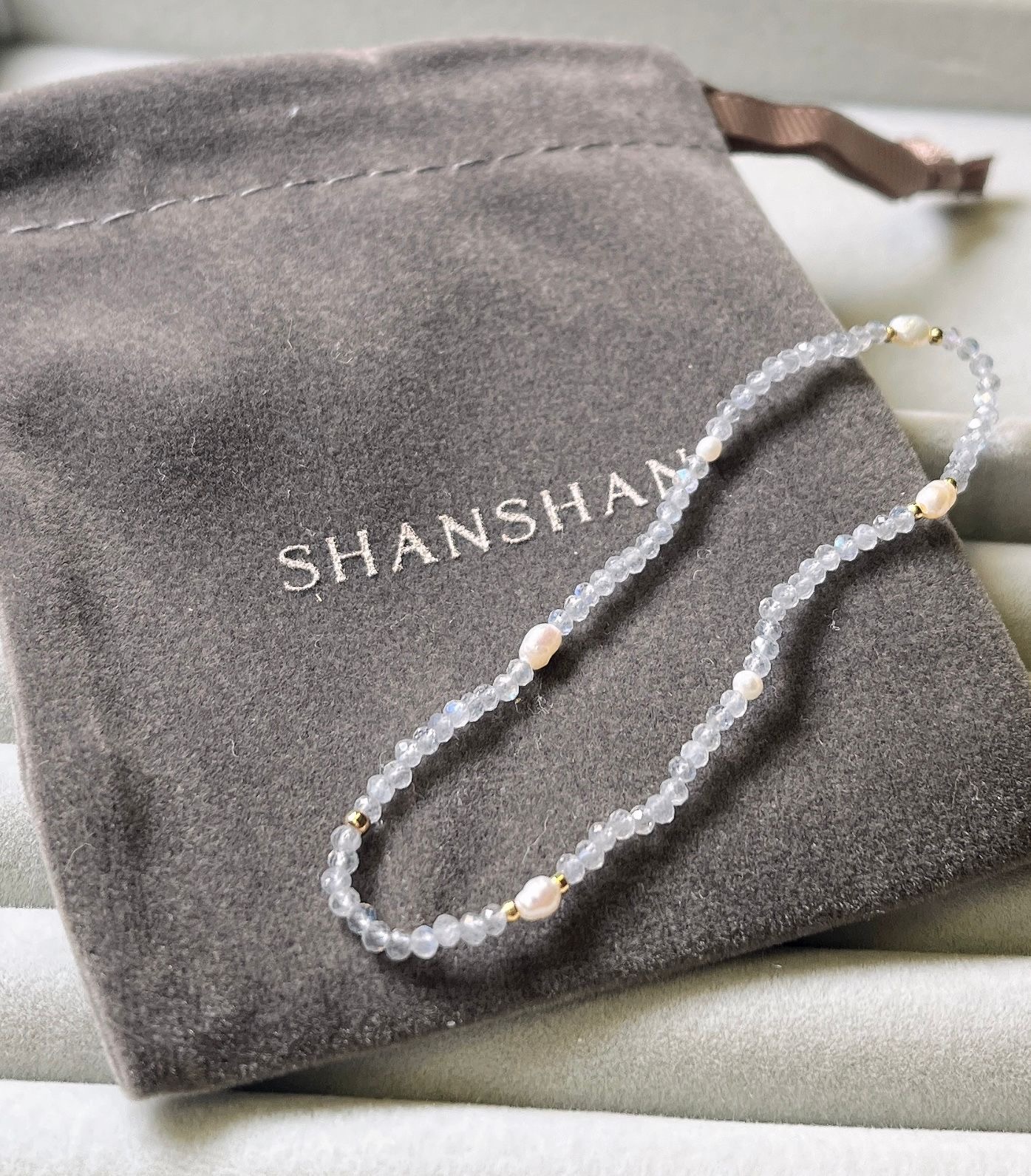Shan Shan Bracelet Karu  BR-S0066-02 - White Pearl & Labroadorite