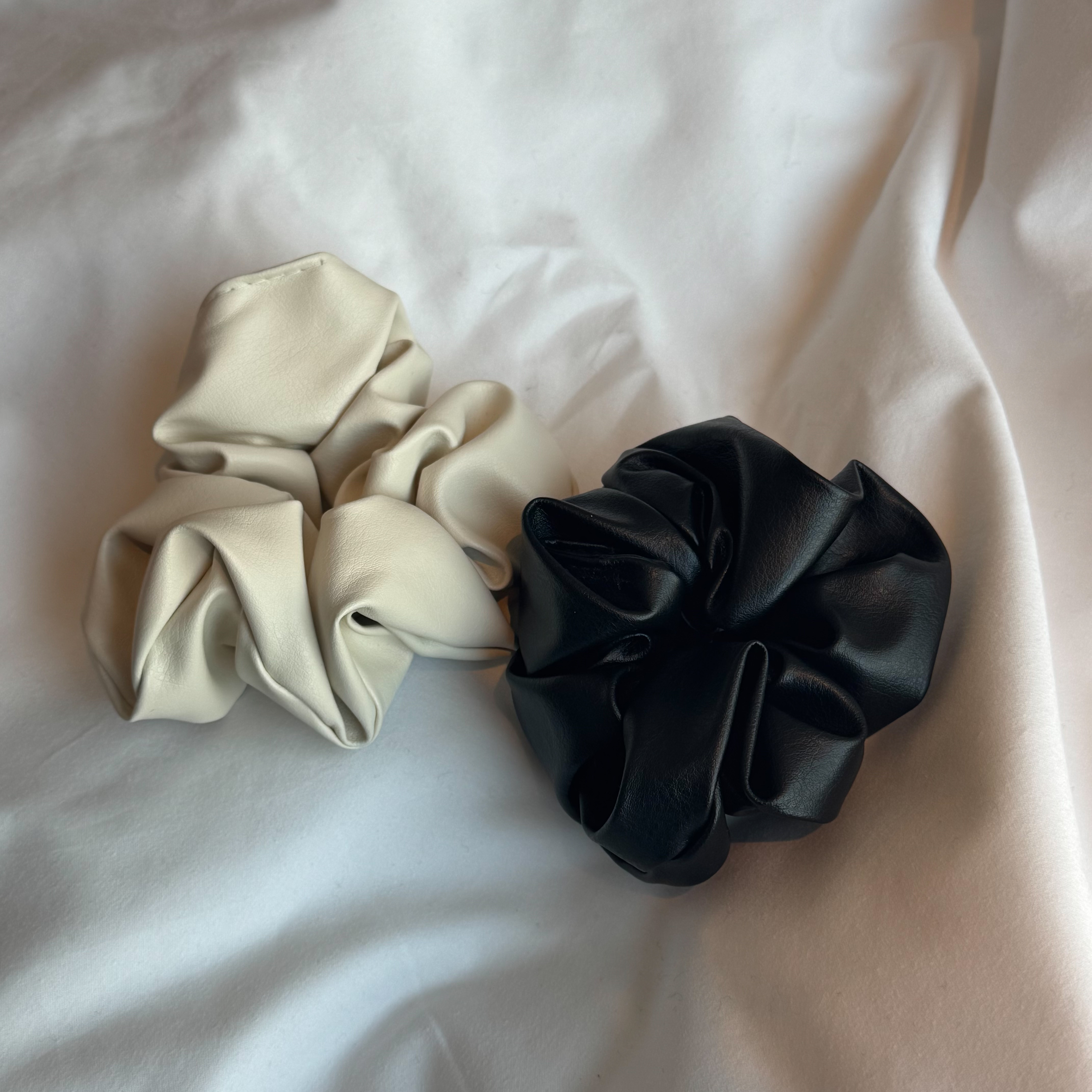 JS12 皮革髮圈(白/黑，無折扣)