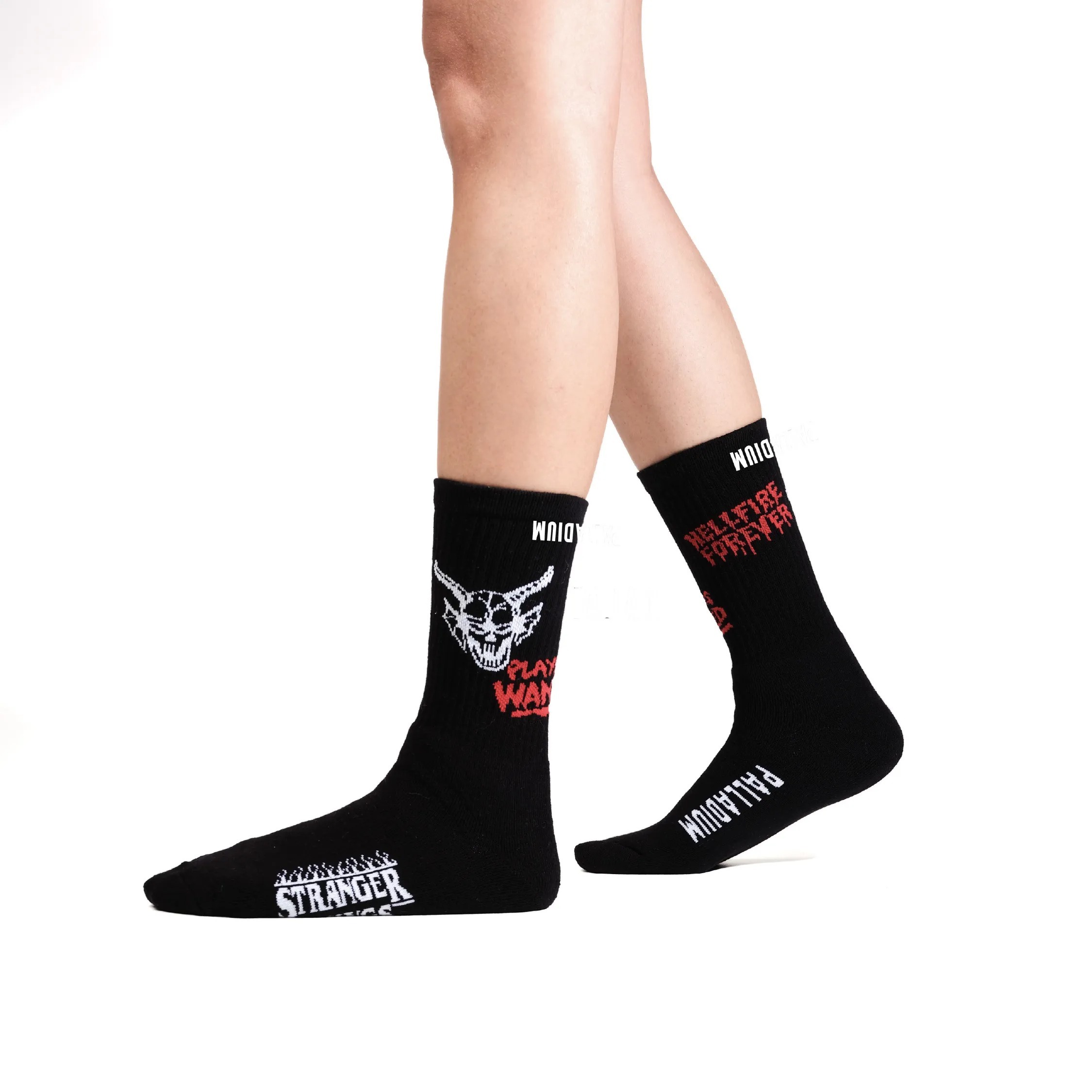 PALLADIUM X STRANGER THINGS SOCKS 黑色 怪奇物語 地獄火俱樂部 聯名 印花 襪子 中筒襪 長襪【SX7414-008】