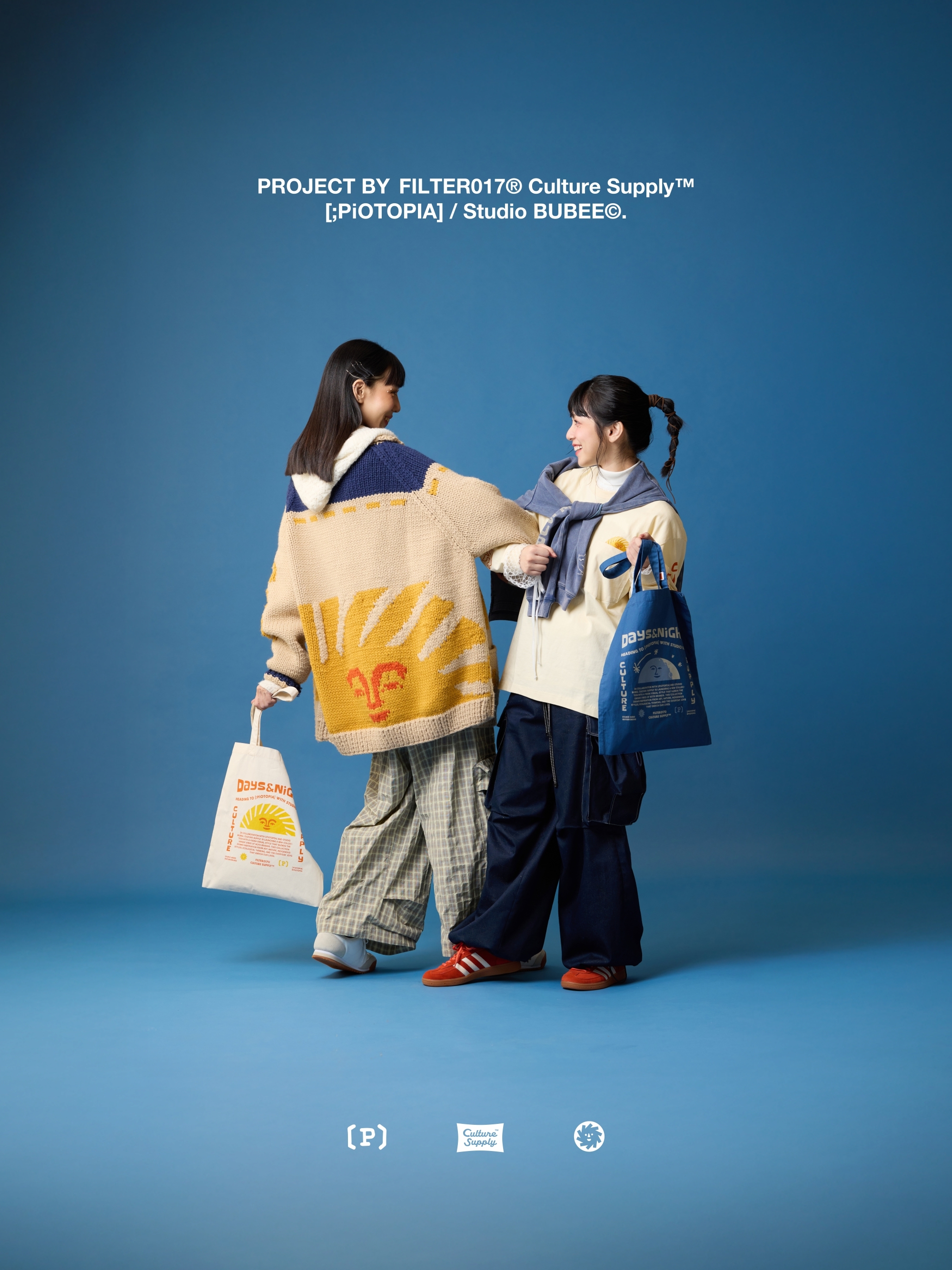 兩個女孩各拿一款托特包：米白色＆藍色