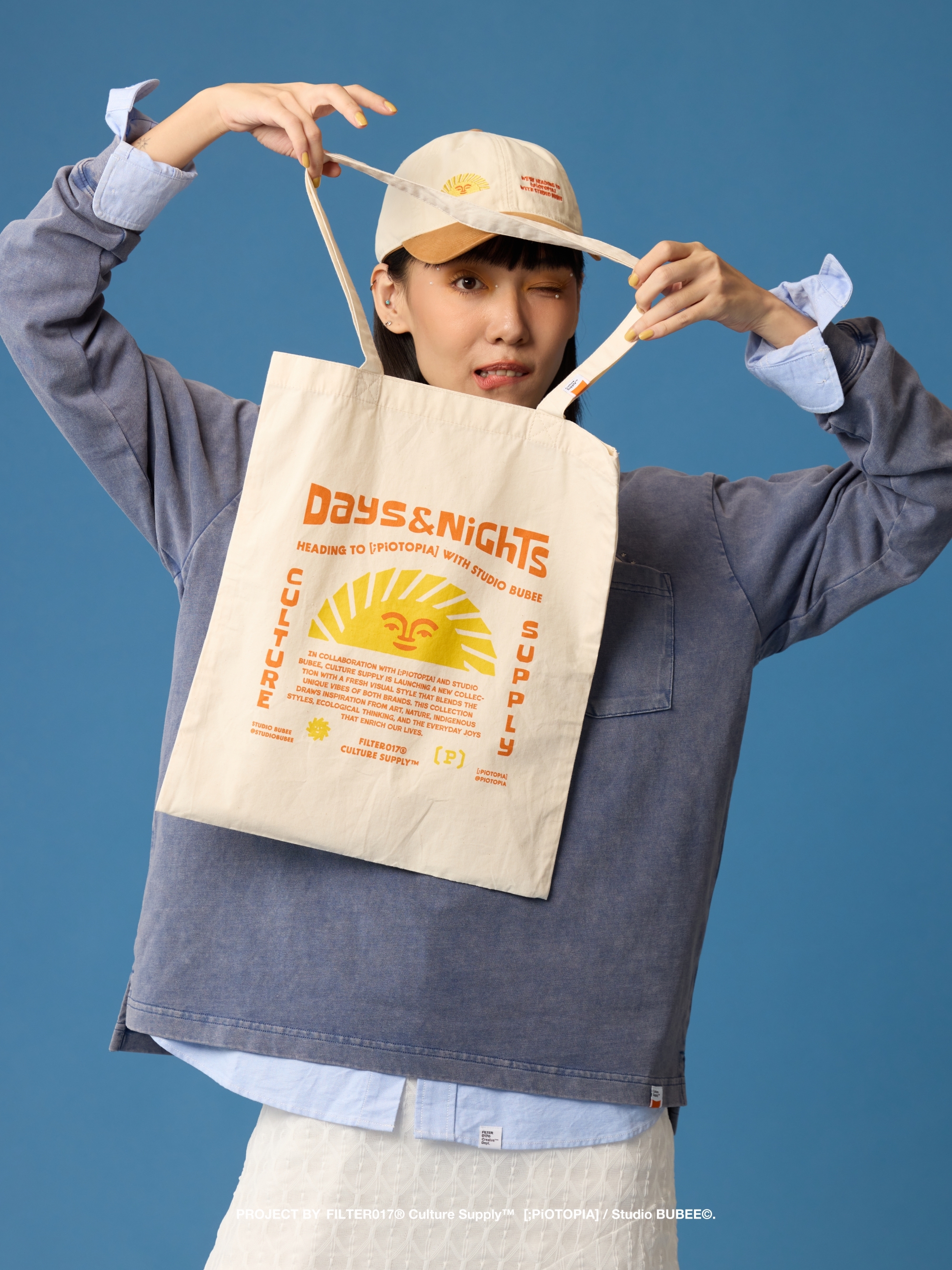 女孩手拿太陽圖案的米白色托特包