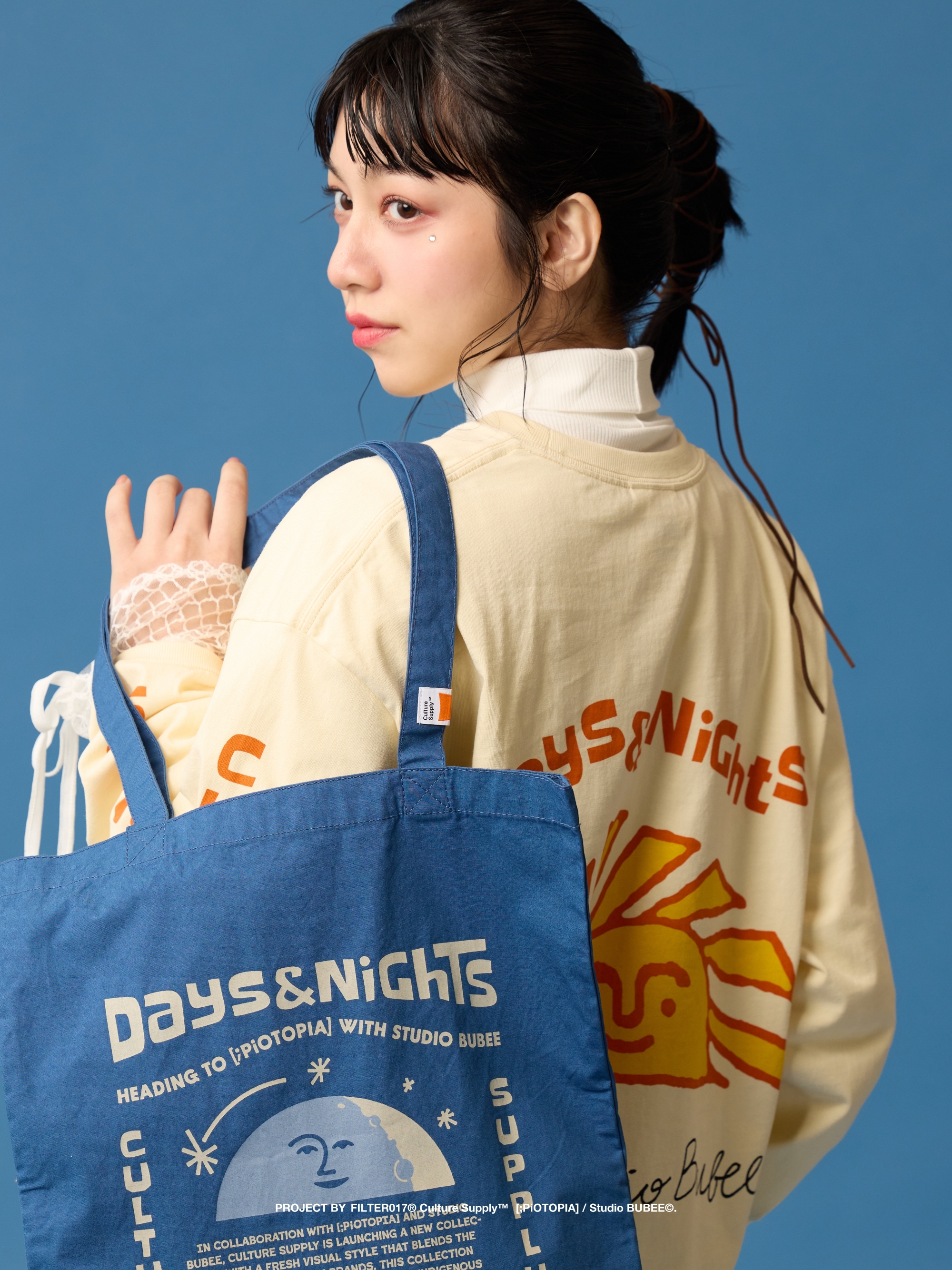 女孩肩背月亮圖案藍色托特包