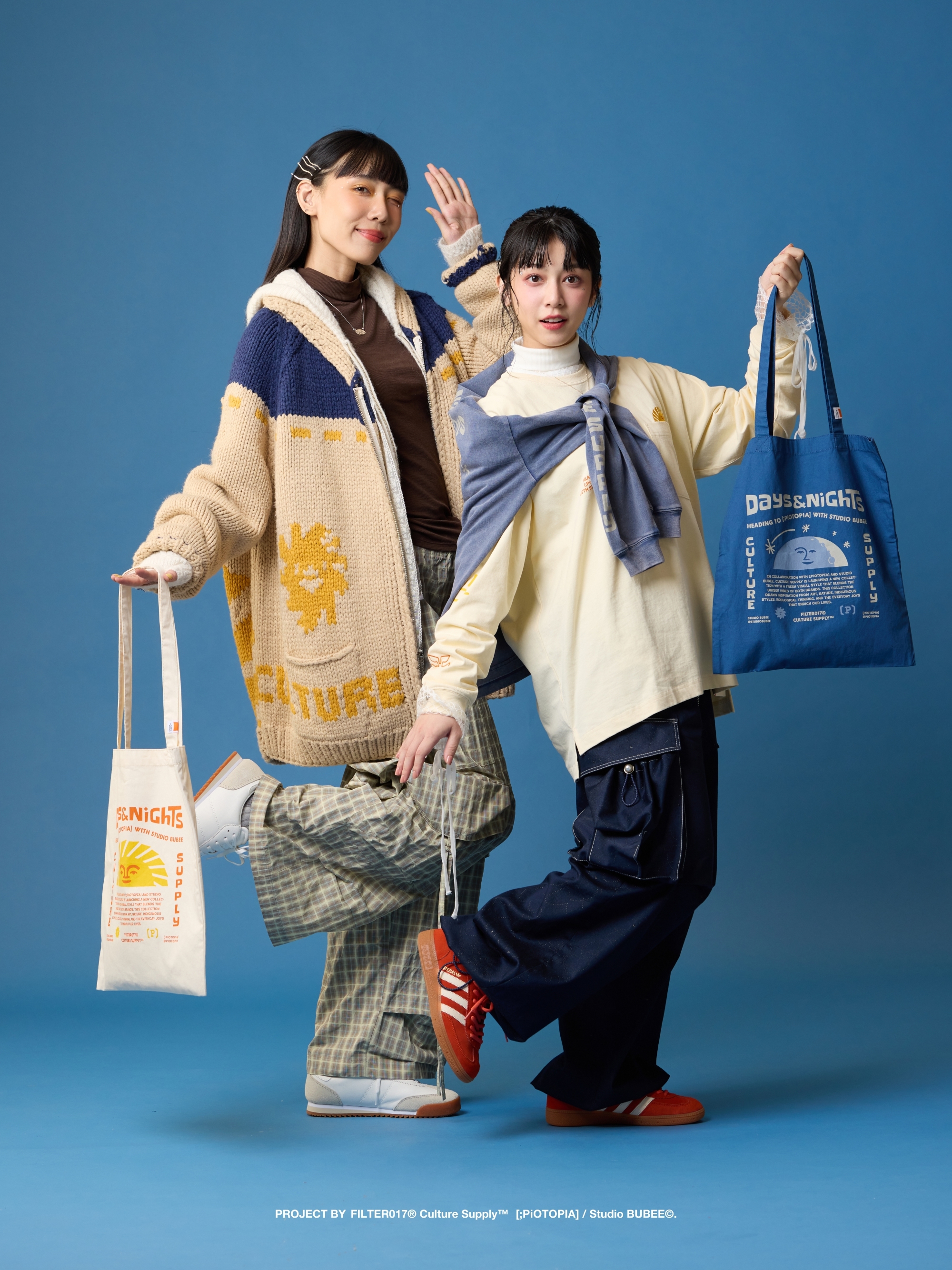 兩個女孩各拿一款托特包：米白色＆藍色