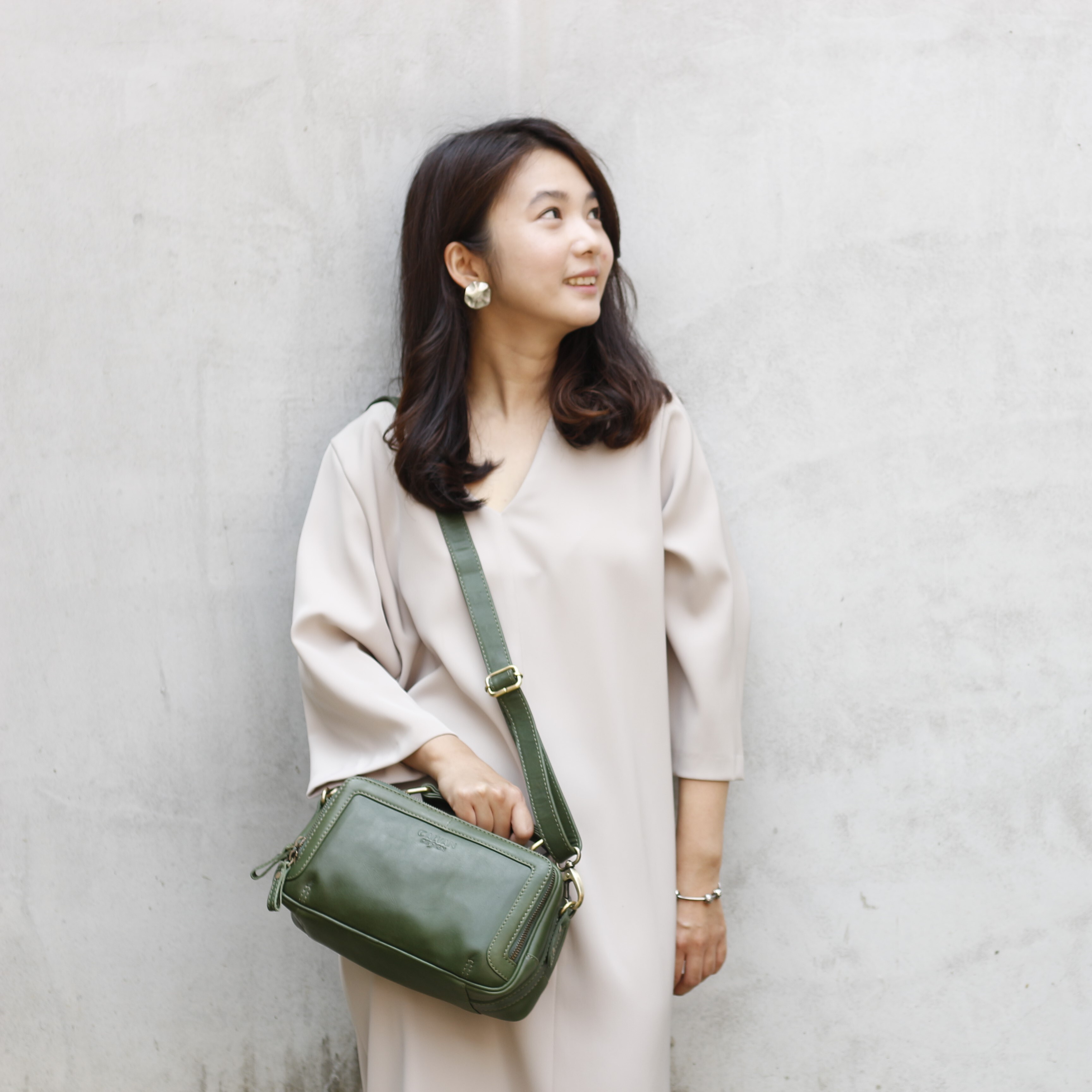 真皮純色輕巧造型斜背手提2WAY包-四色(5362)