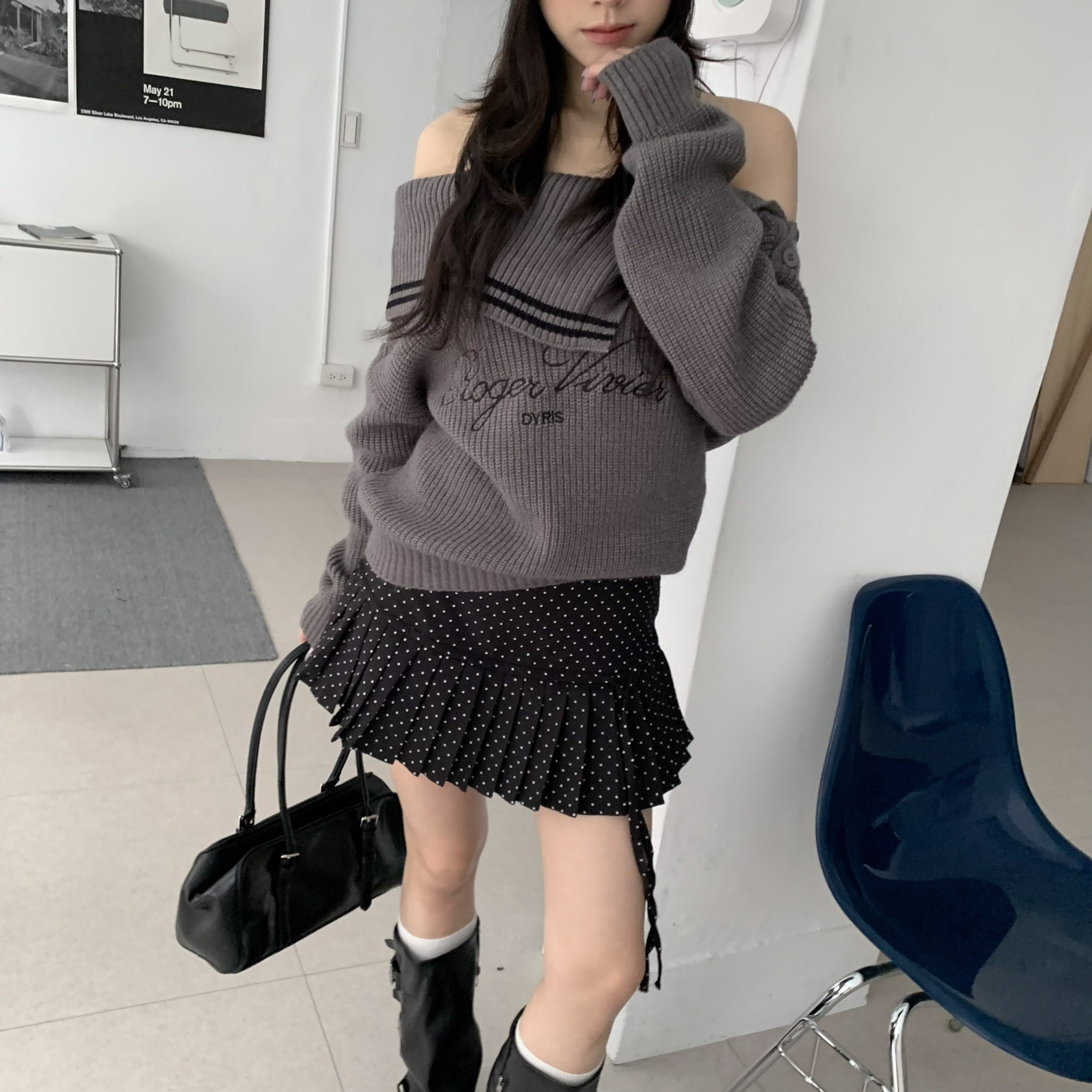 ISA_細節小心機 刺繡翻領一字肩針織上衣_61007