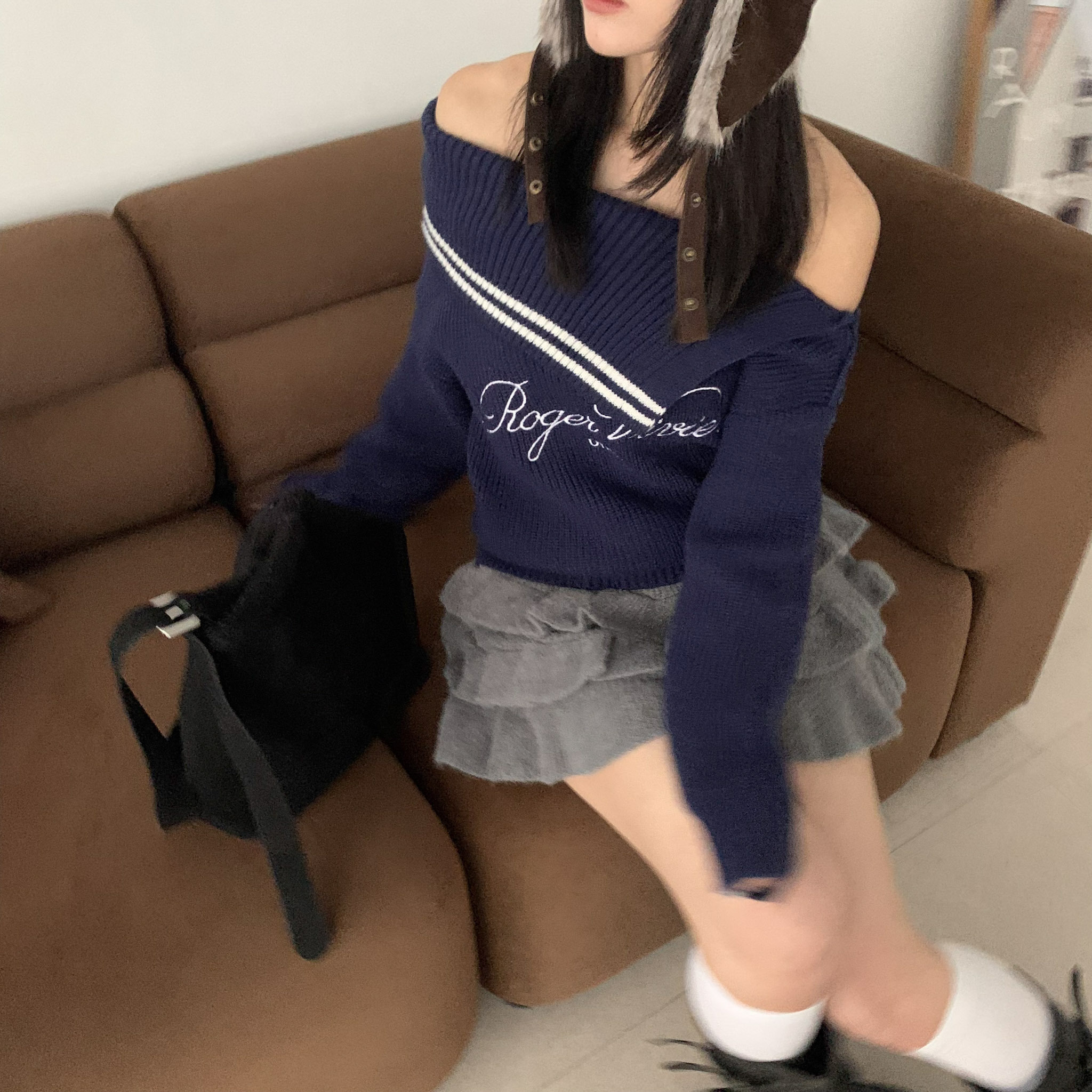 ISA_細節小心機 刺繡翻領一字肩針織上衣_61007