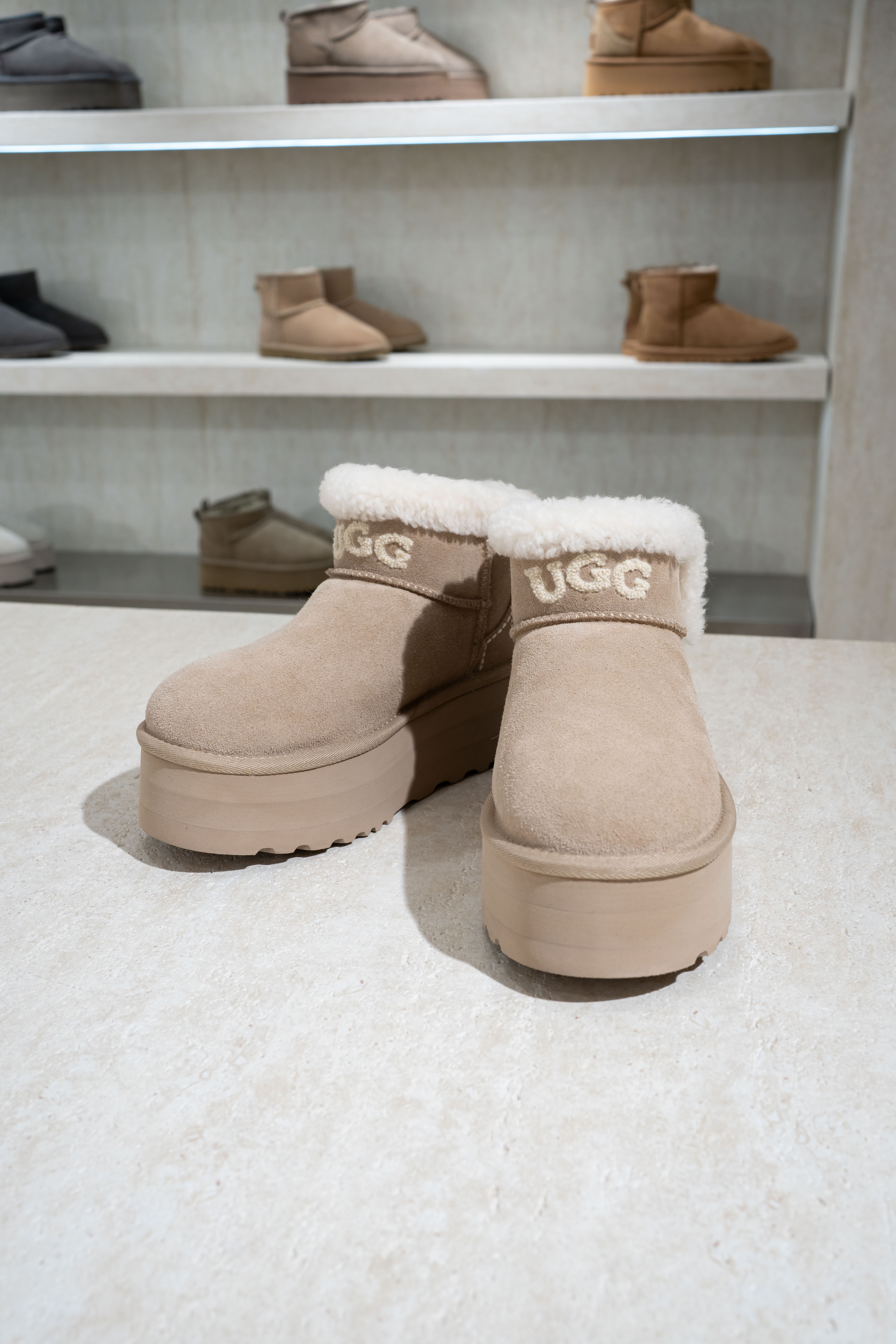 【2色入】UGG Ozlana Fury Estela Logo Ultra Mini Platform Boot