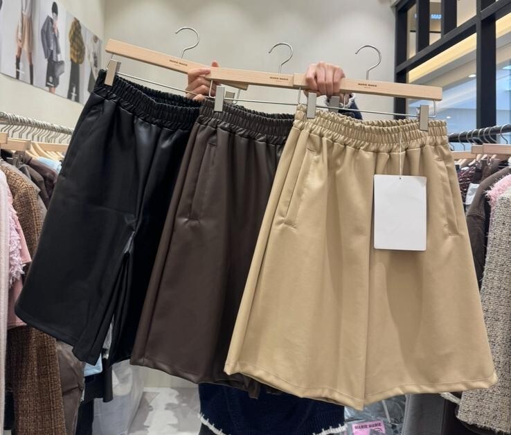 ME12   爆款皮褲  腰 28 -39    HIP 46   長 21.5   $399 (一口價)