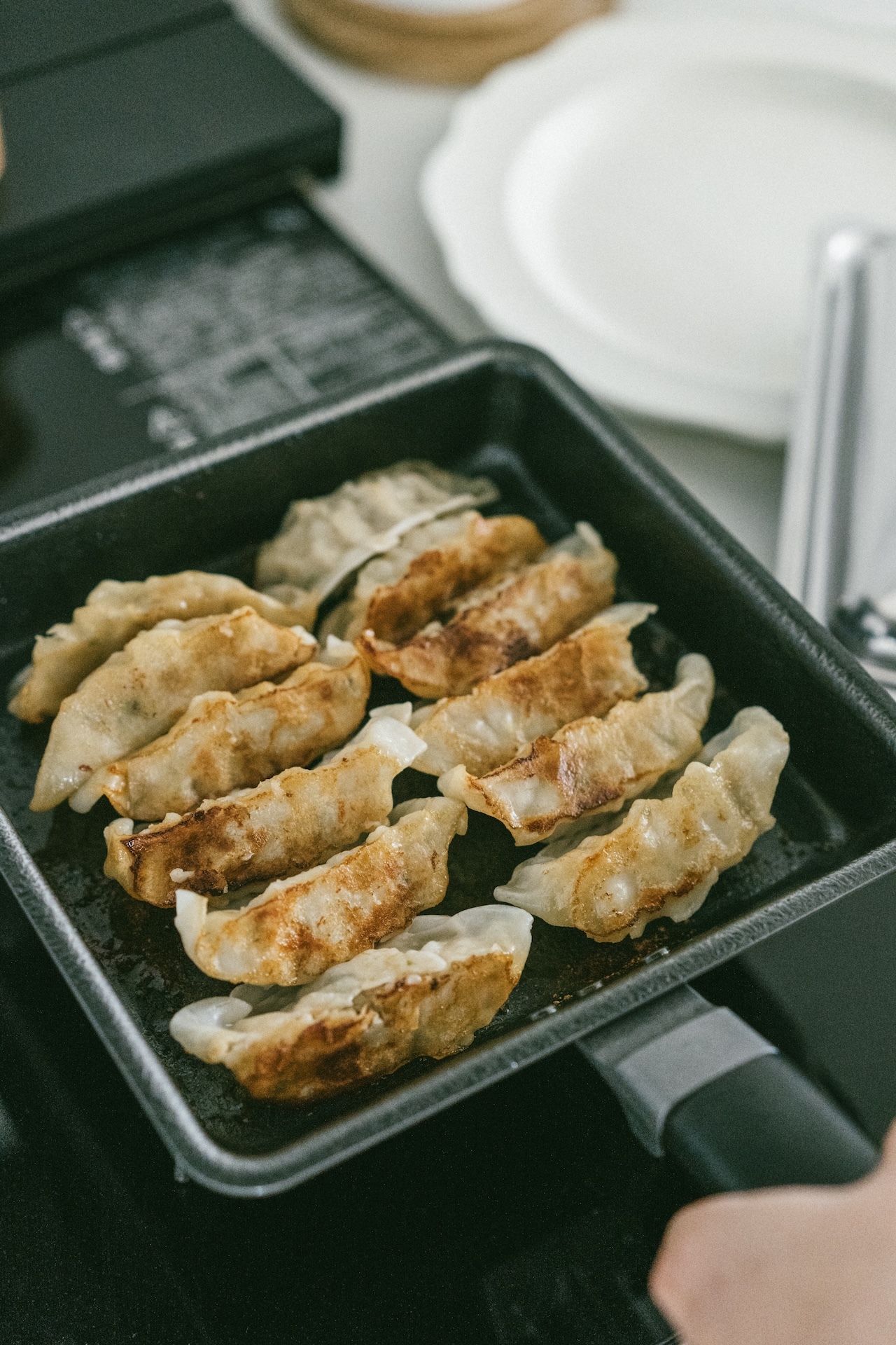 小Ｖ鍋平替！下村企販日本製角型無塗層不易粘黏鐵煎鍋／煎餃鍋