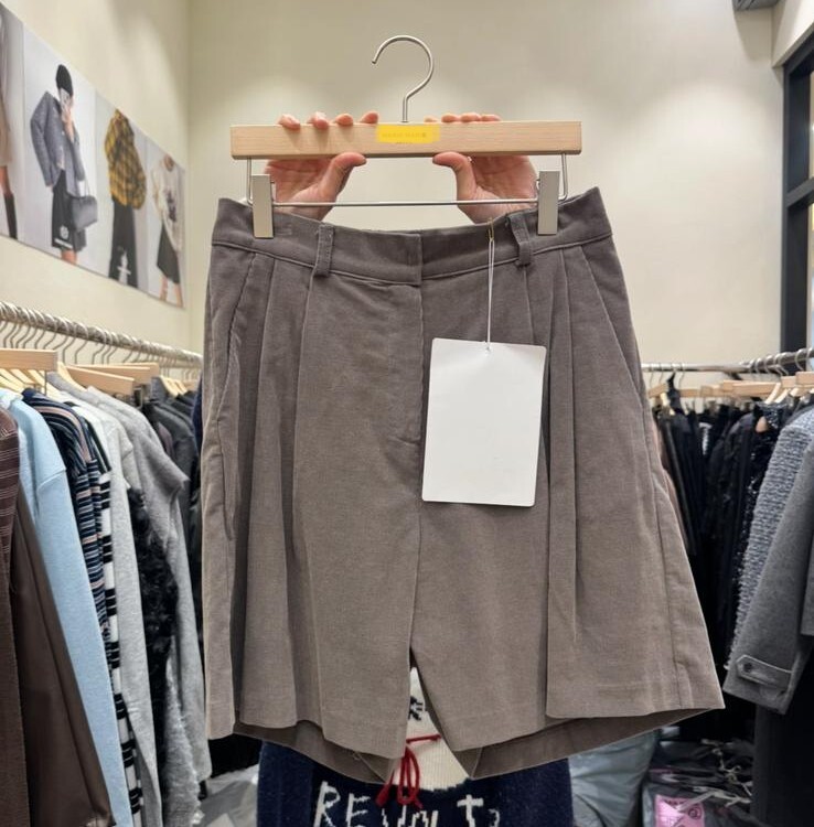 ME21  燈芯絨褲  腰 26 - 32   HIP 46  長19   $499 (一口價)