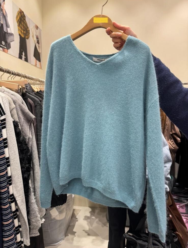 ME23  羊陀毛100%  胸 46 -58  長 22  $599 (一口價)