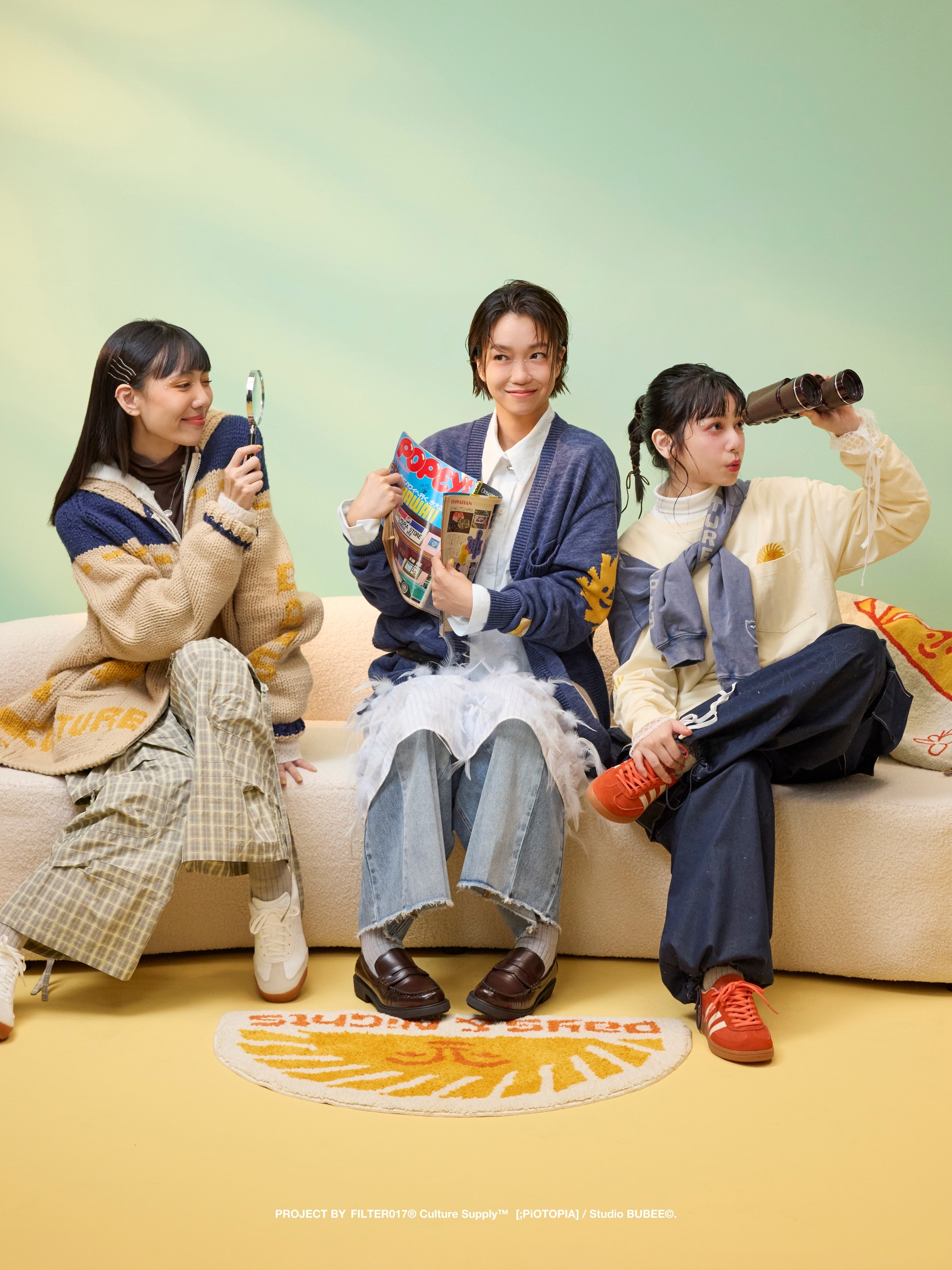 三人坐在沙發上，沙發前的地板放置著緹花地墊