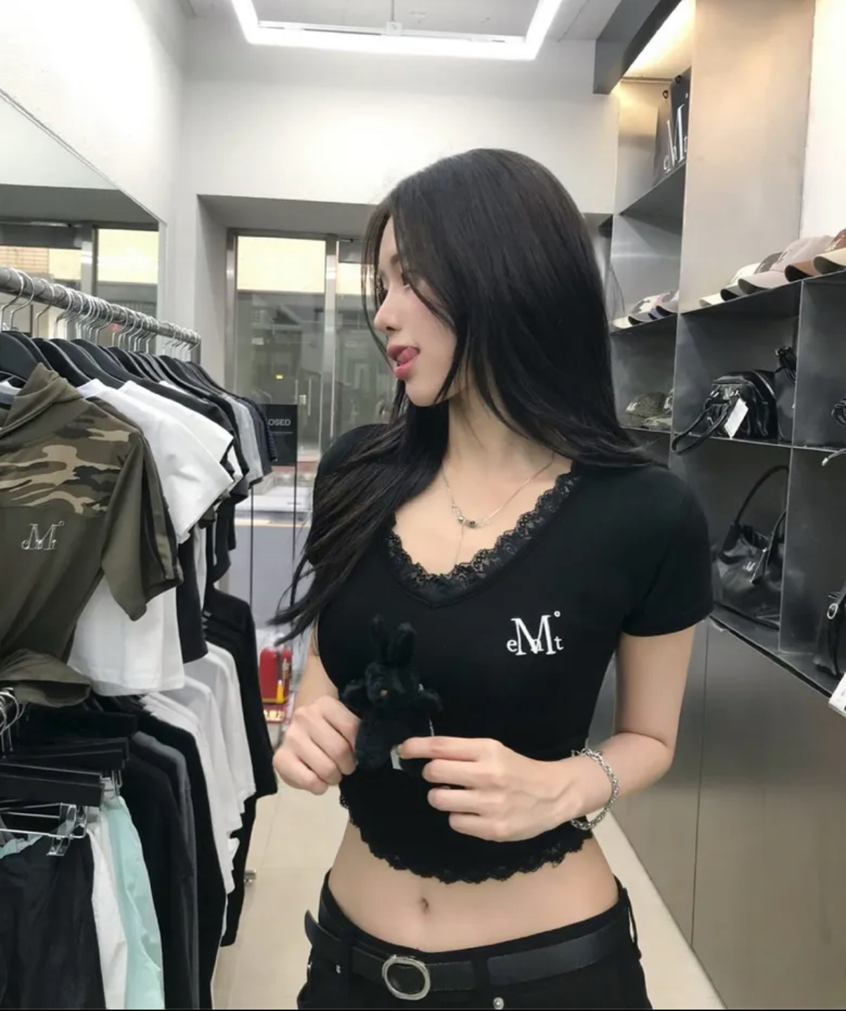 韓國🇰🇷連線 Mucent 蕾絲V領短T 合身 芭蕾風 簡約 黑色 白色 灰色 (任買兩件7-11免運)/預購