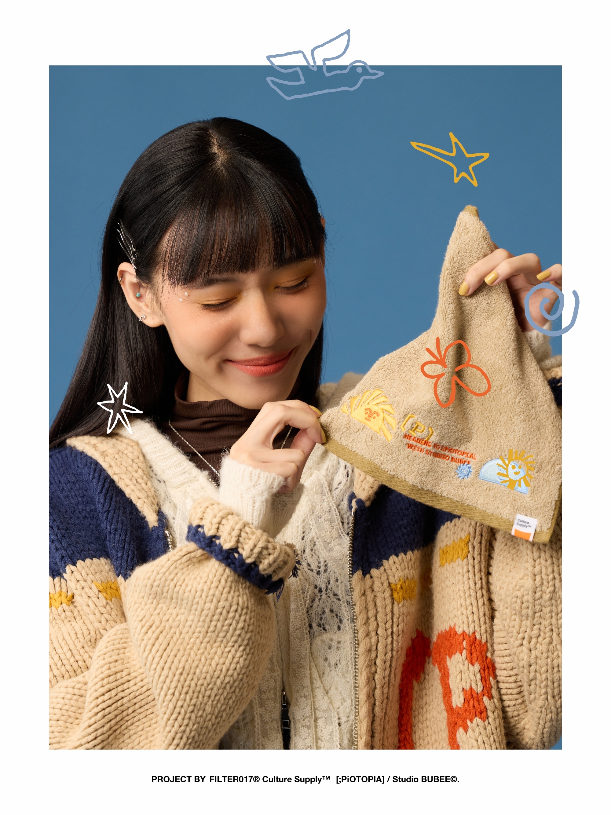 女孩雙手拿著卡其色刺繡毛巾