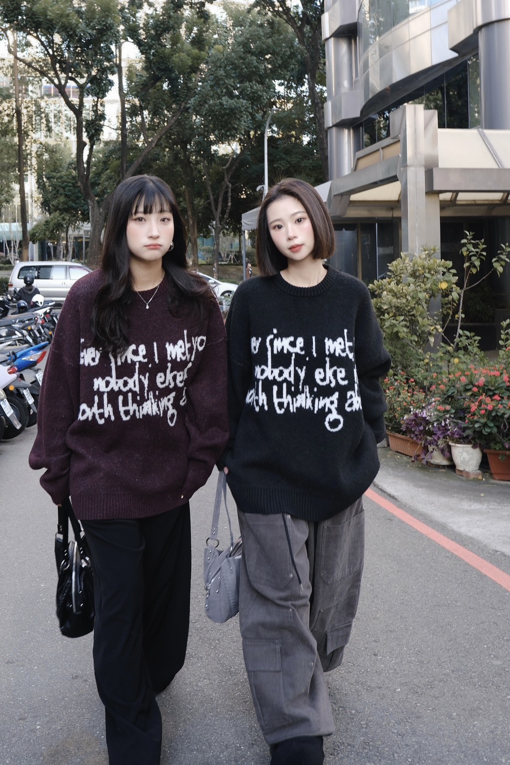 <預購限定!> 草寫字體落肩針織毛衣