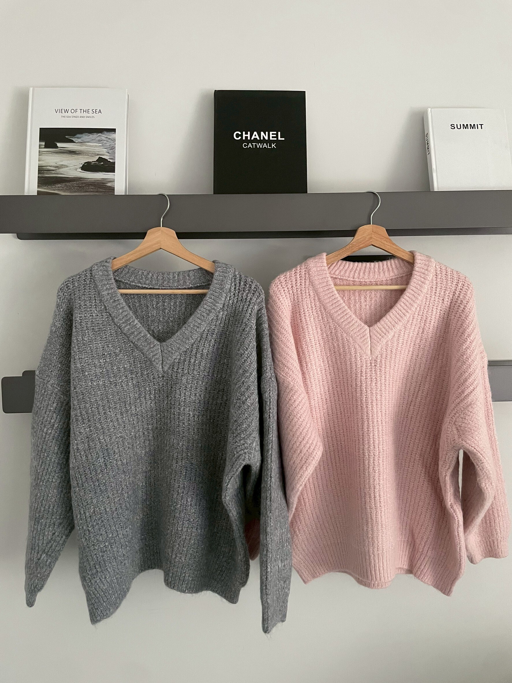 （現貨）#AH04 寬鬆V領上衣(白/淺灰/咖啡/卡其/粉)