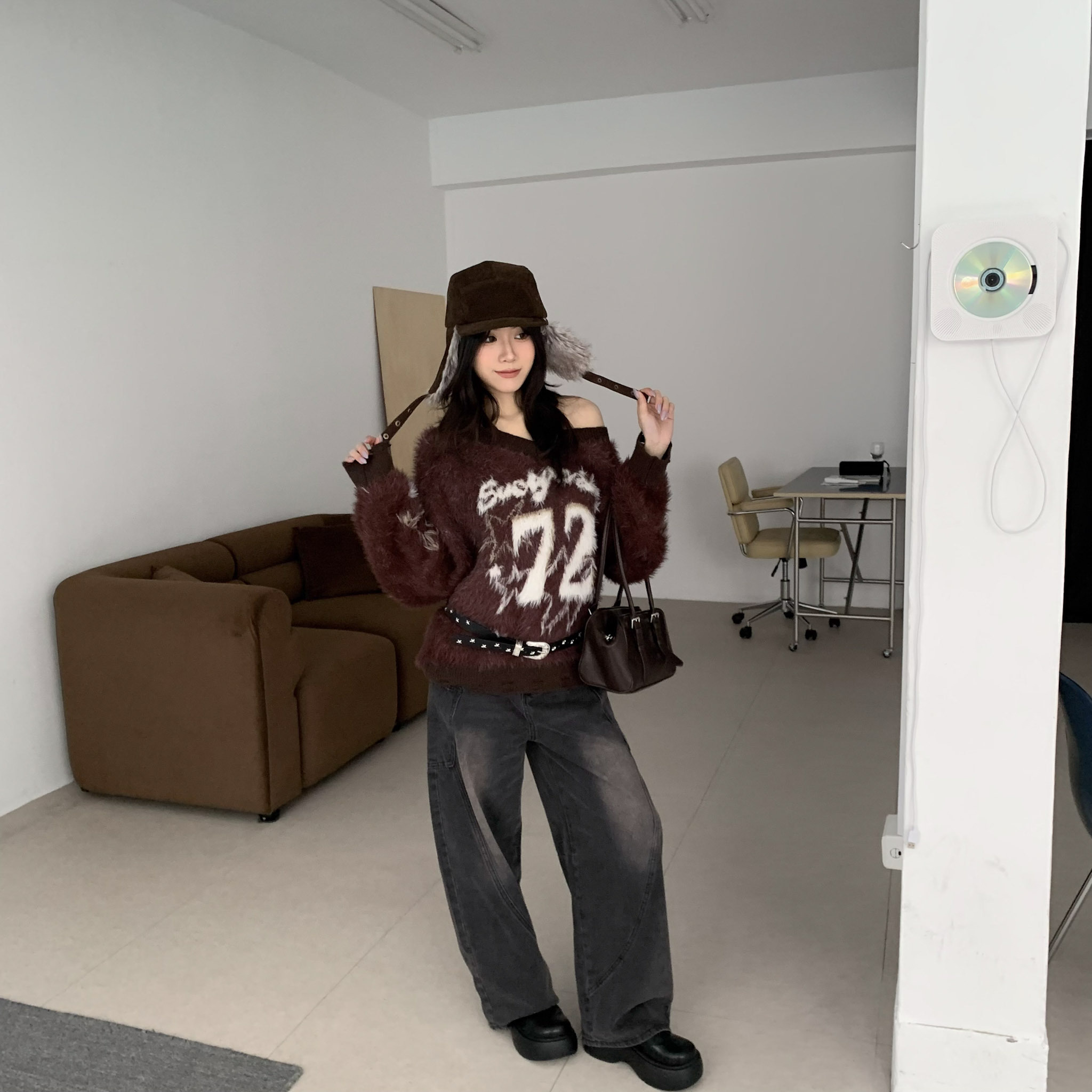 ISA_甜酷72變! 設計感刷破繞脖寬領毛絨上衣_61014