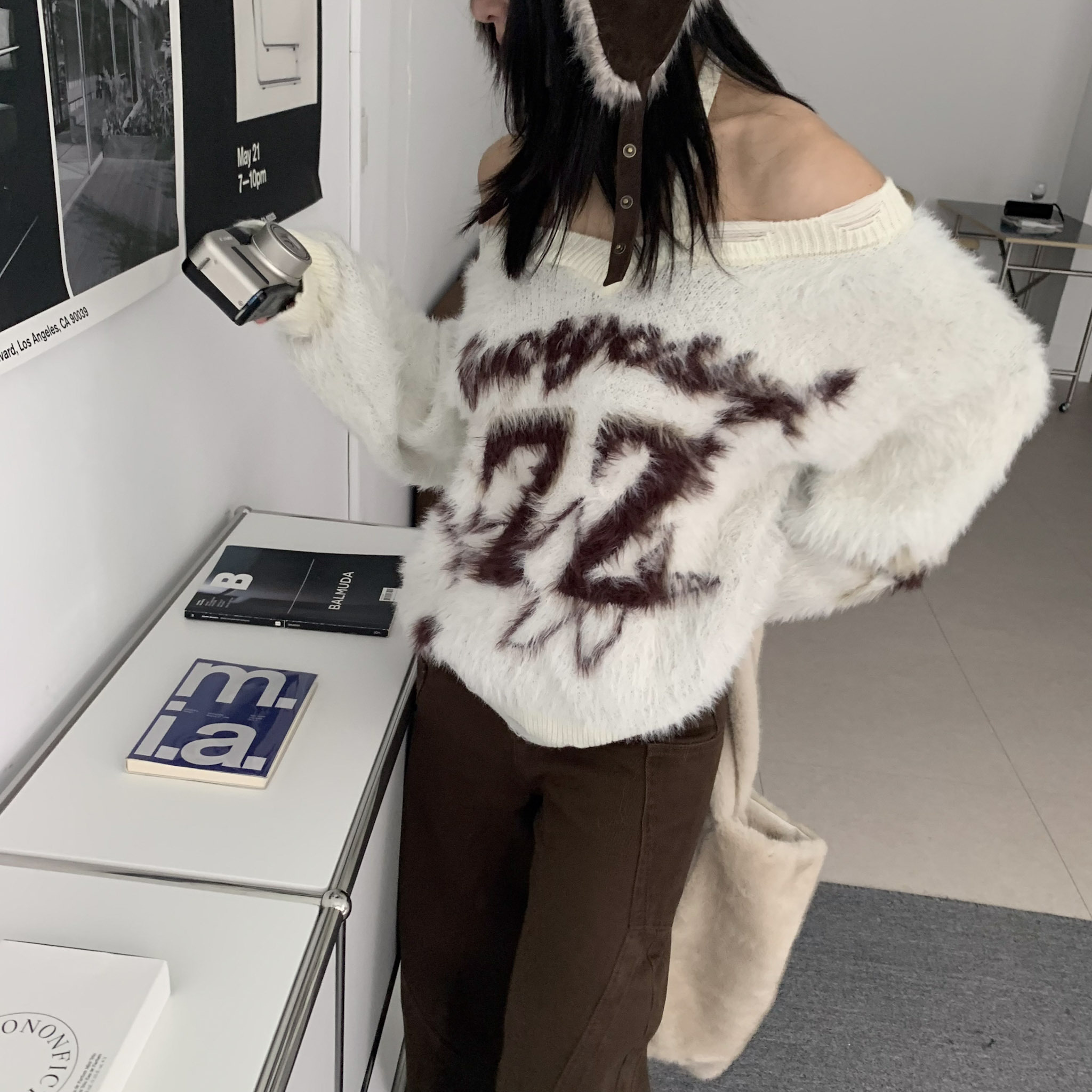 ISA_甜酷72變! 設計感刷破繞脖寬領毛絨上衣_61014