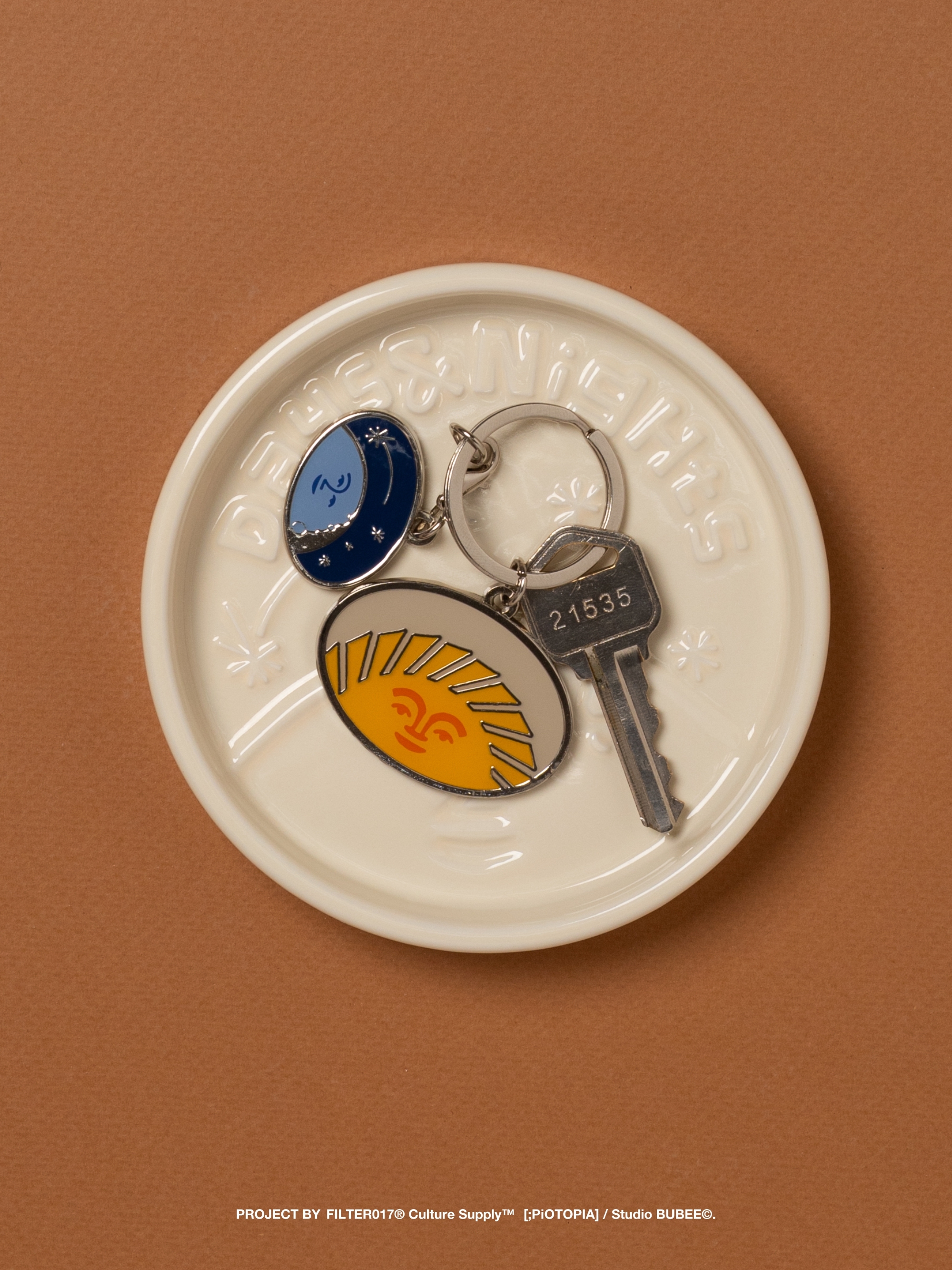 陶瓷線香盤上放著鑰匙及掛飾