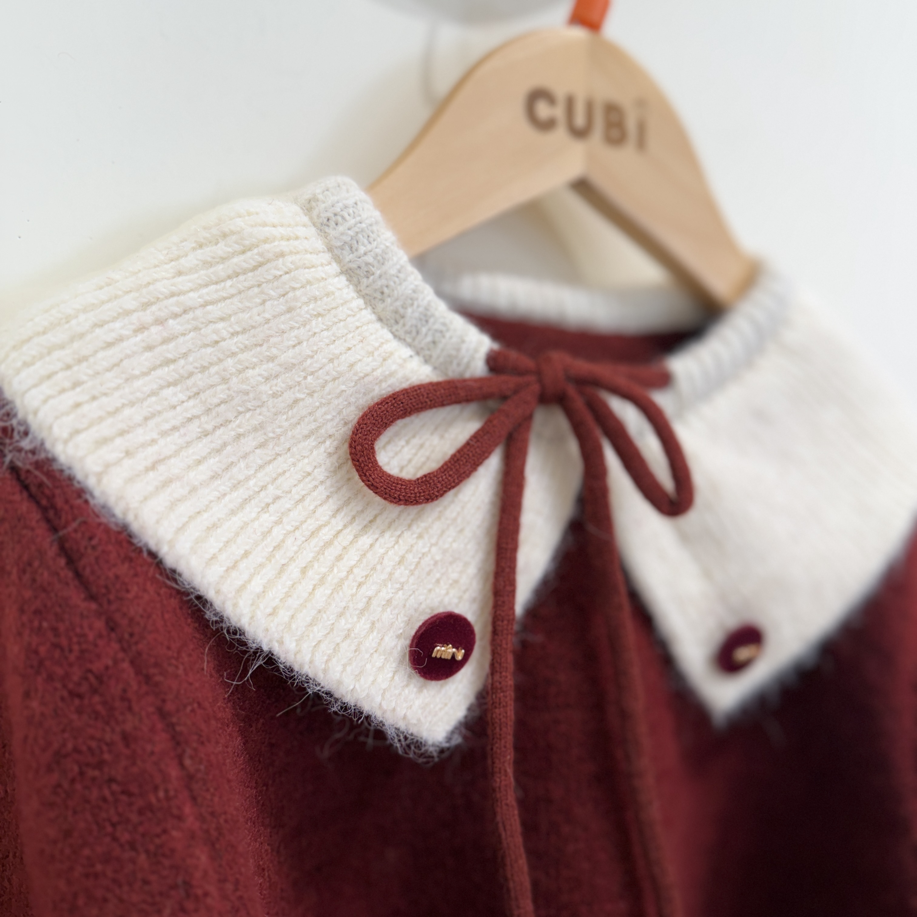 25冬 紅披肩領毛衣