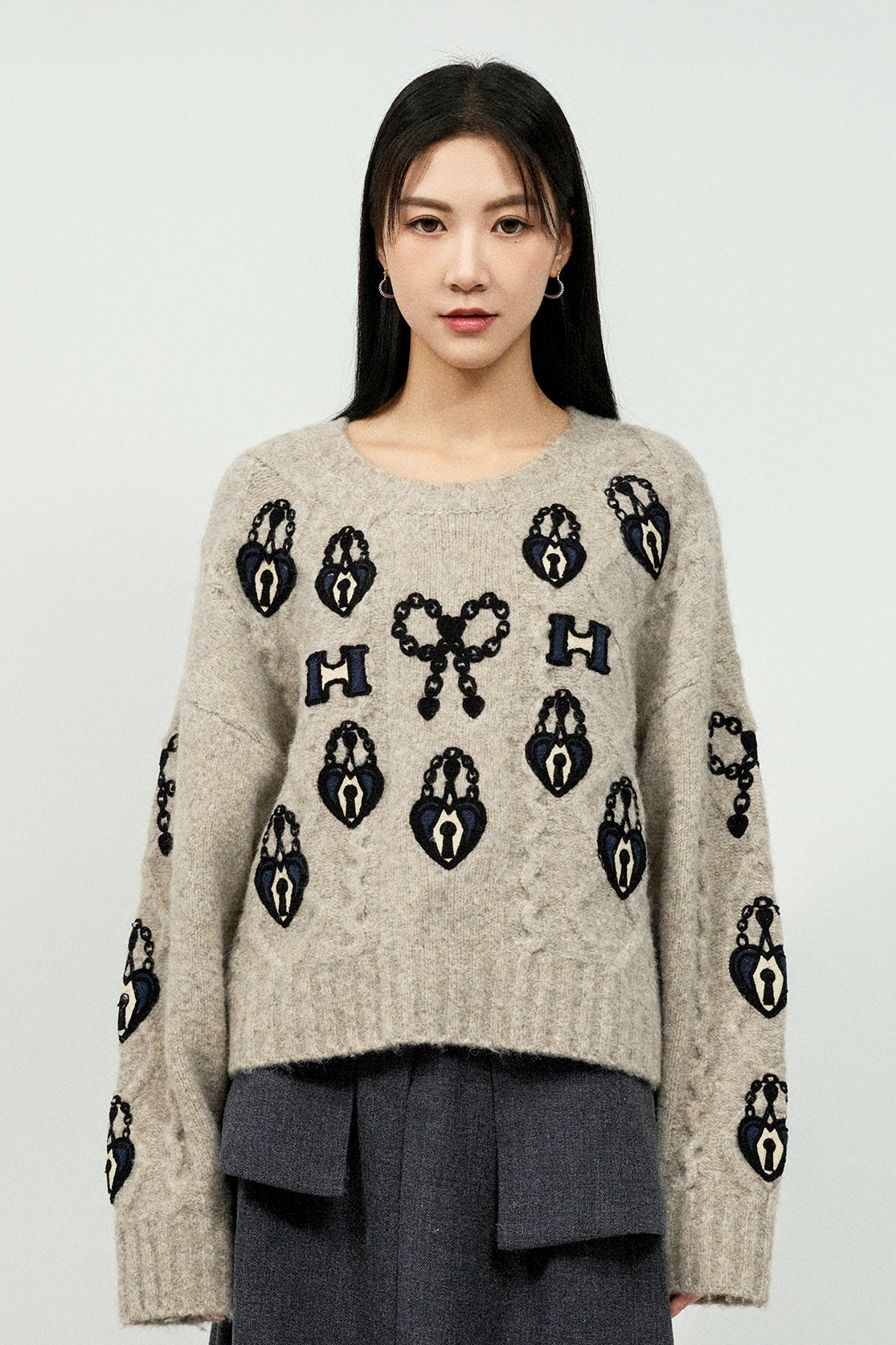 心心鎖頭繡花冷衫 （預購產品）