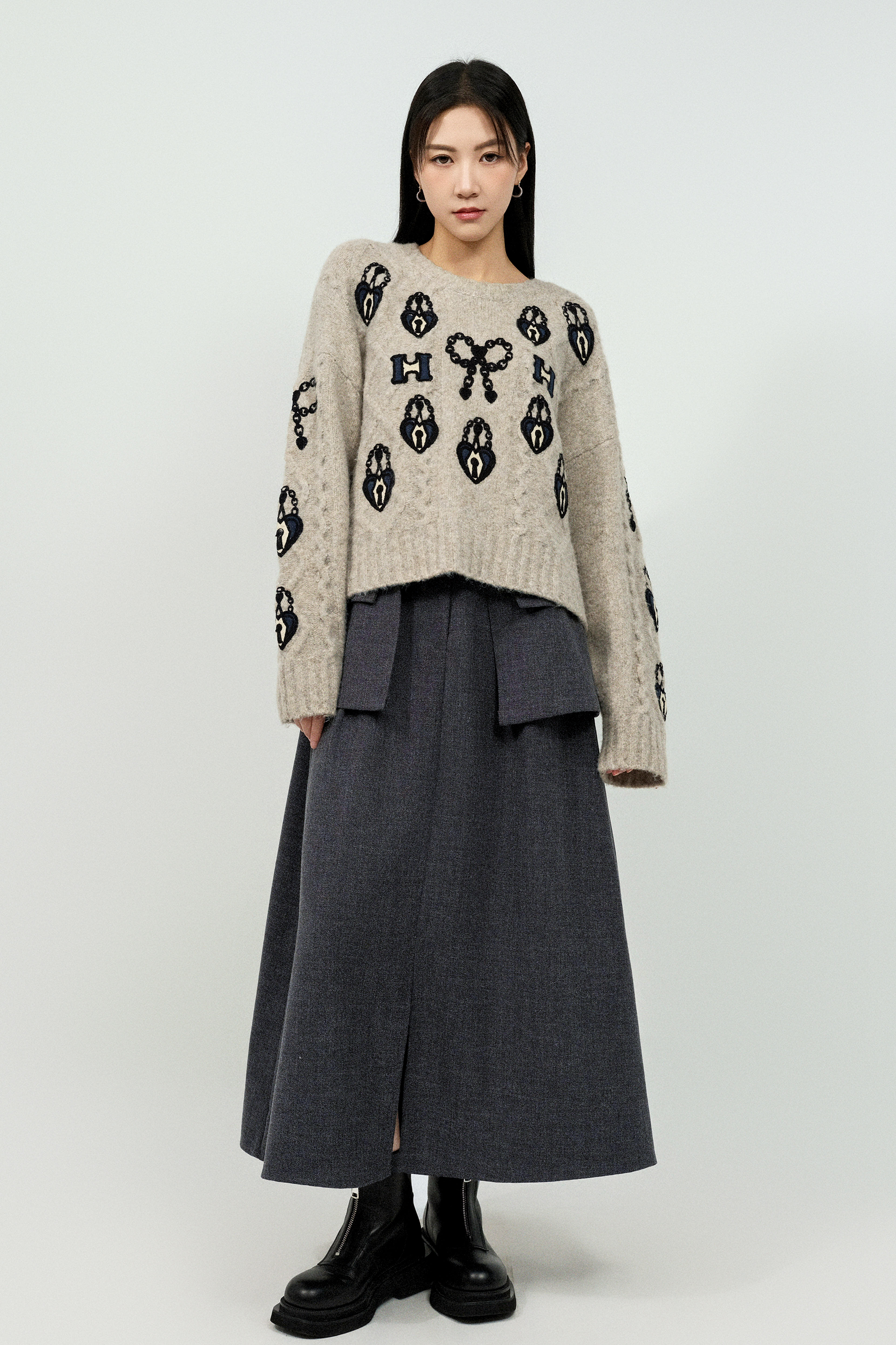 心心鎖頭繡花冷衫 （預購產品）