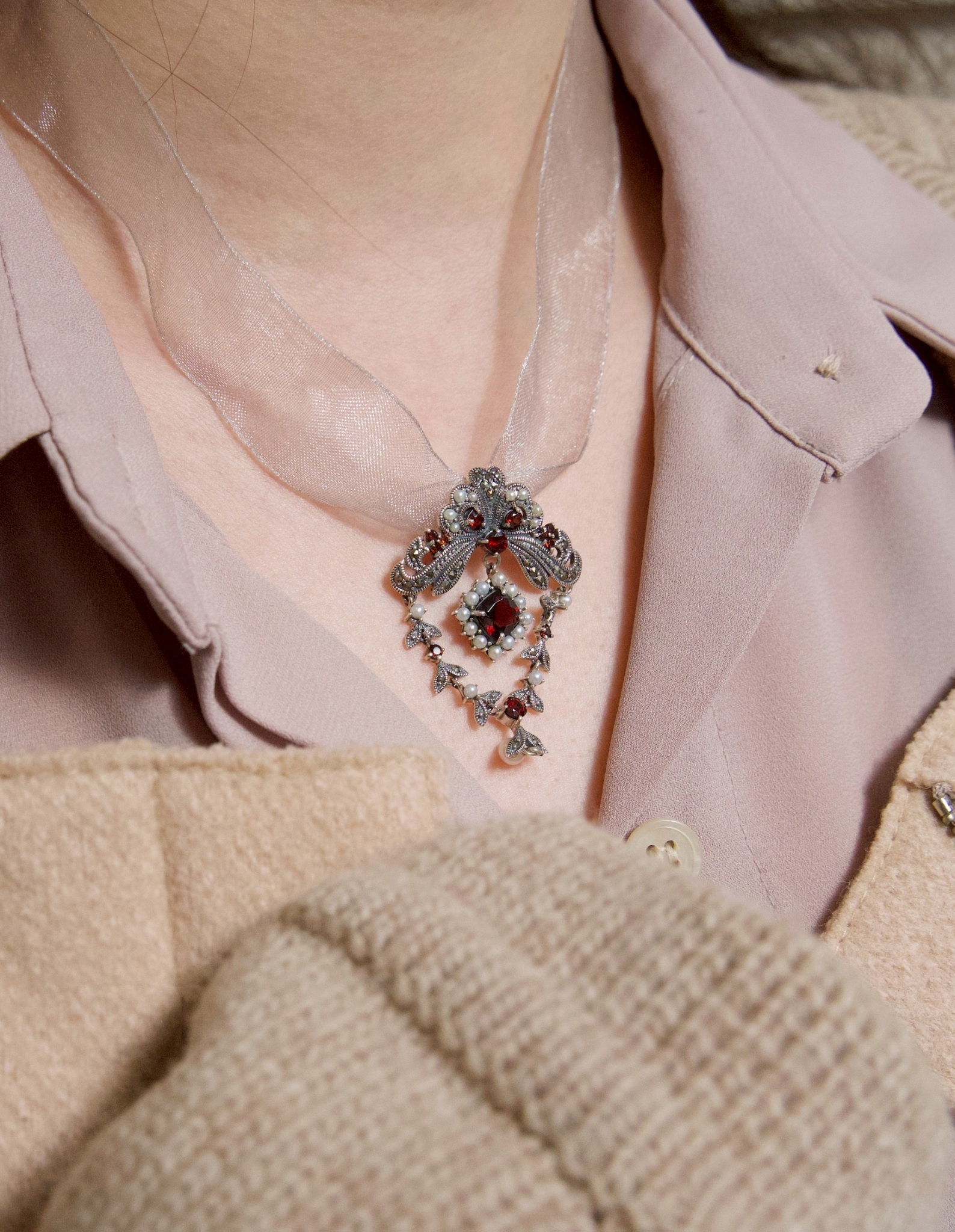 華麗紅榴石垂墜胸針