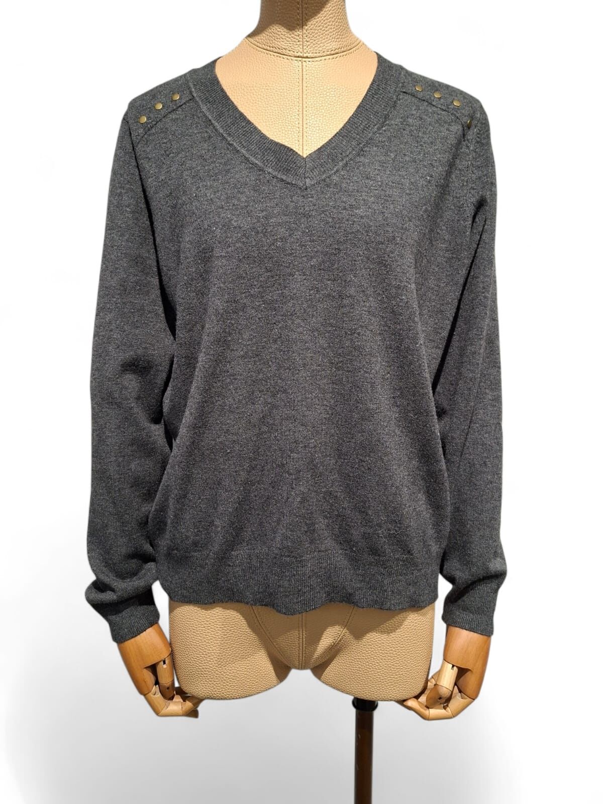 撞釘肩V領薄冷衫（預購產品）