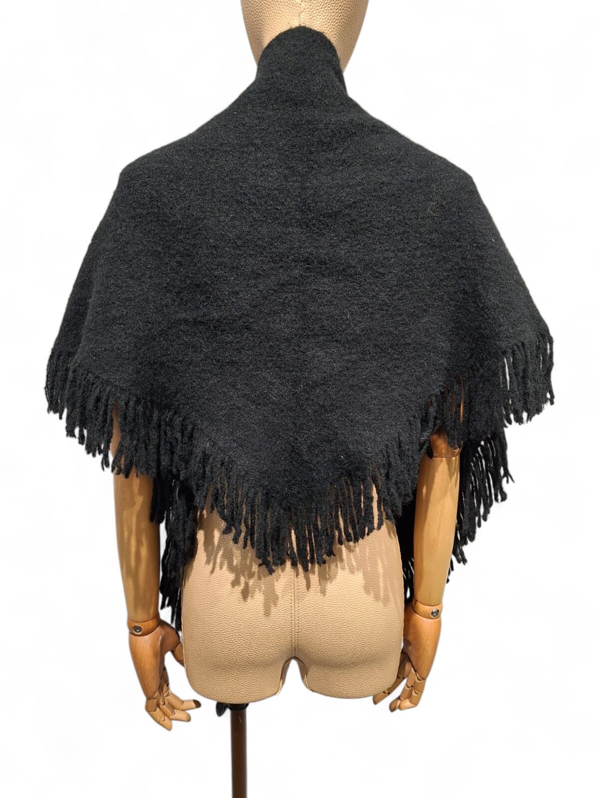 蘇蘇邊毛絨三角圍巾（預購產品）