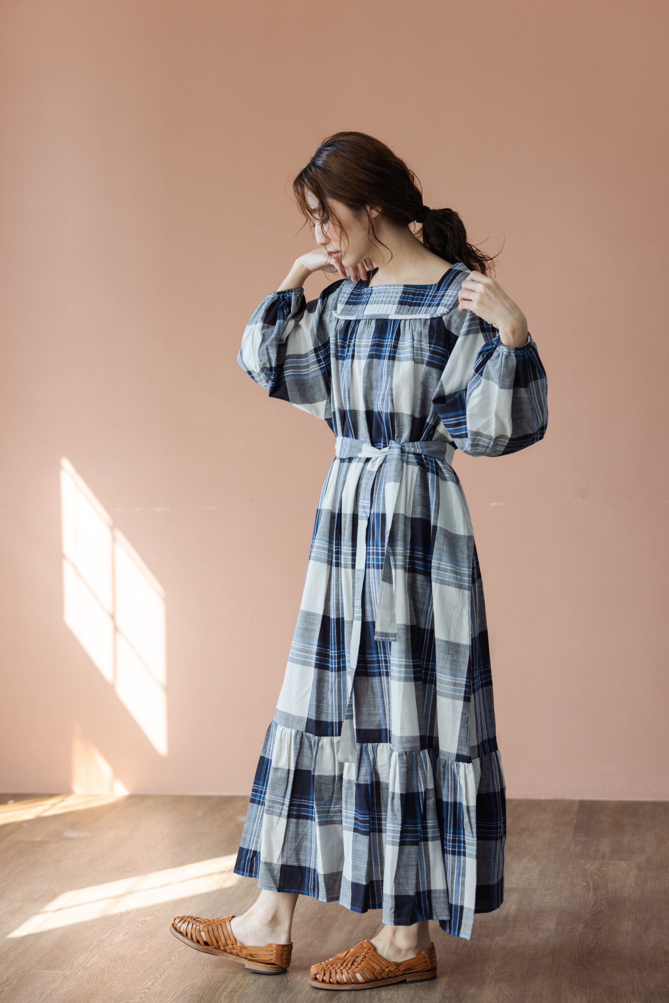 手織布格紋長洋裝_黑藍格紋