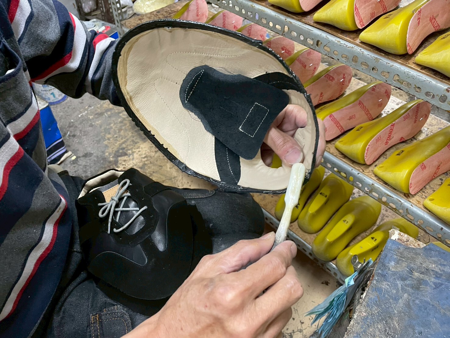 Sanly Joy 堅持使用高成本環保膠水製作女鞋，對比市售廉價鞋款的刺鼻溶劑膠，強調無毒無味且耐高溫不脫膠的 MIT 品質保證，揭密鞋子開口笑的真實原因。