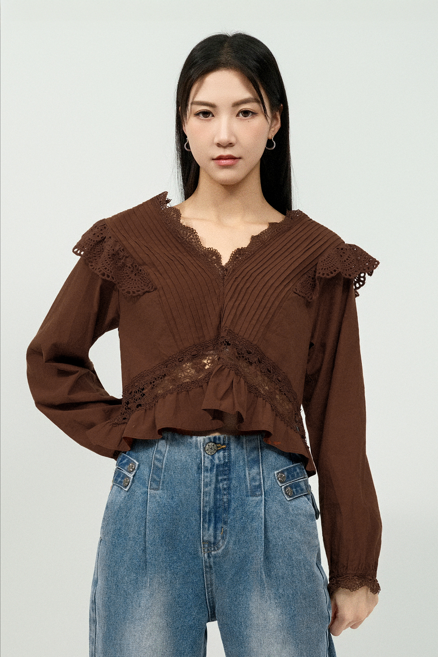 花邊百褶大V領上衣 (預購產品）