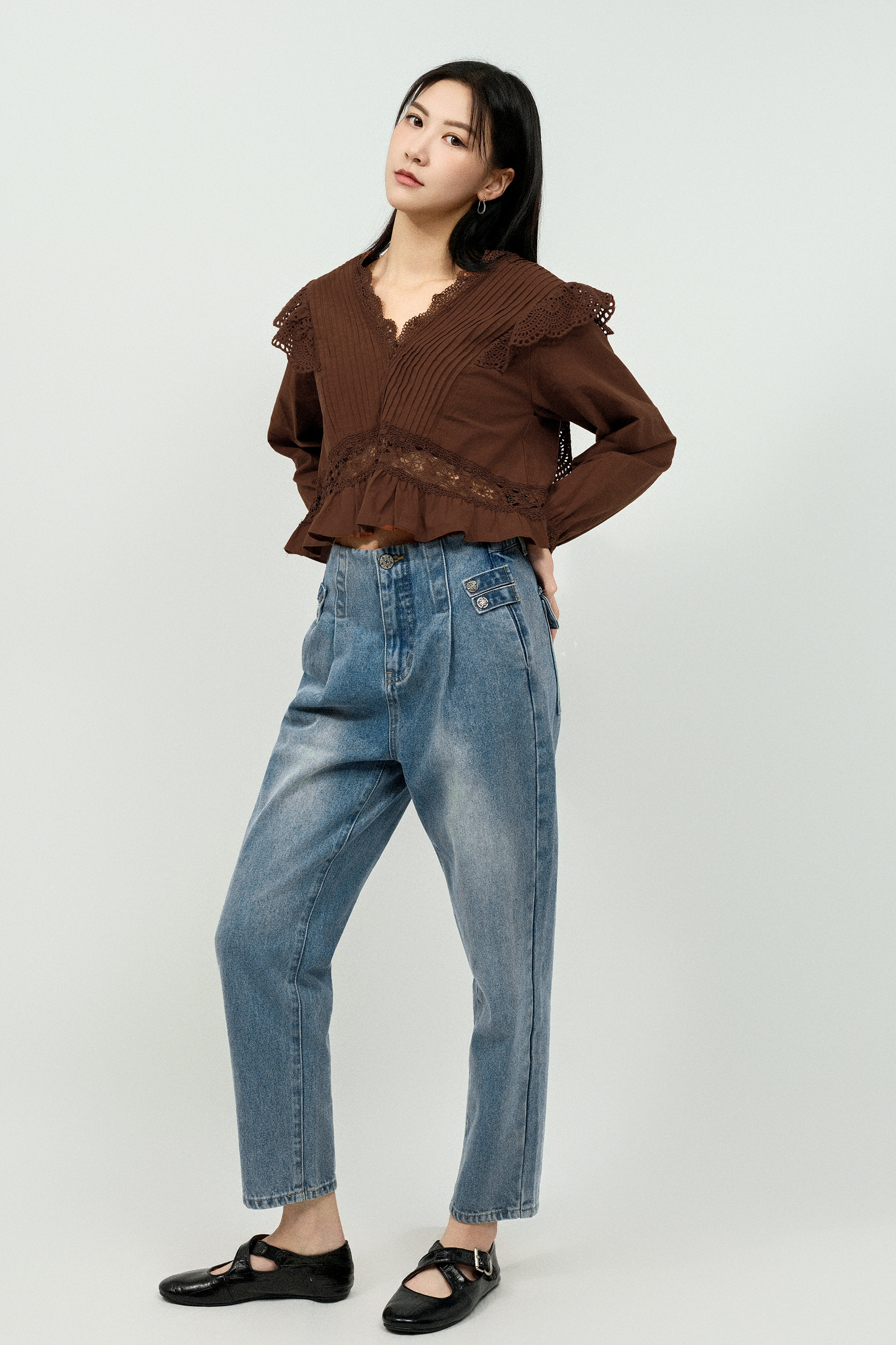 花邊百褶大V領上衣 (預購產品）