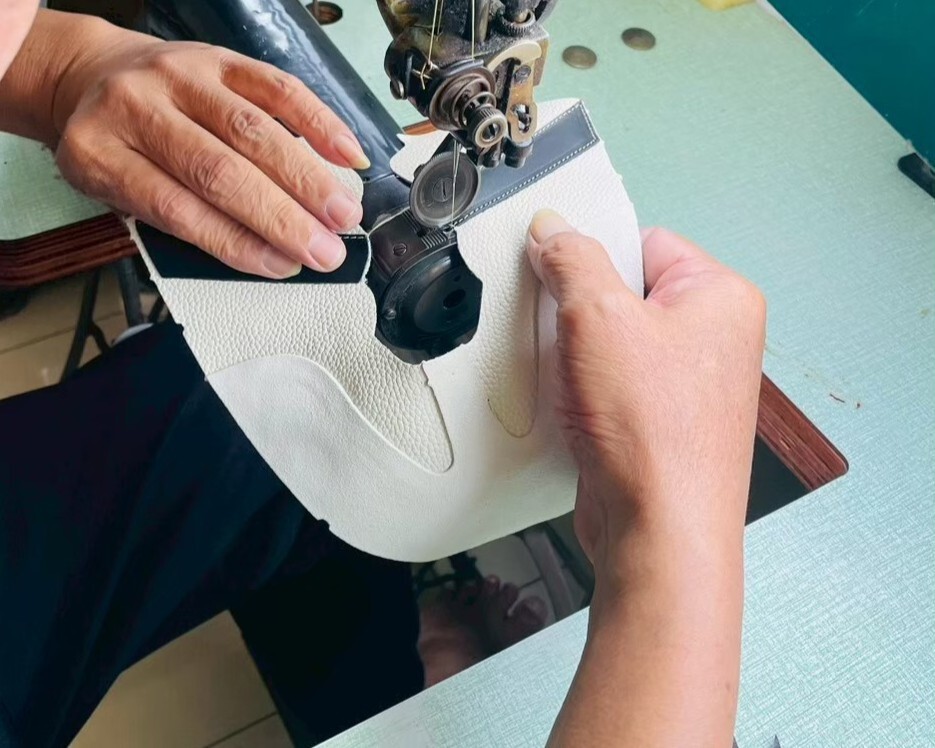 Sanly Joy 品牌質感形象圖，展示拆解後的真皮鞋零件與用料細節，強調成本透明化與台灣製造的堅持，建立消費者對高單價手工女鞋的信任感。