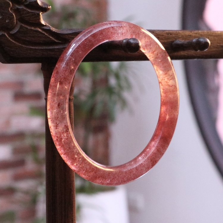 【天然石水晶手鐲】圈口尺寸52～53 新年包裝❤️冰種色濃彩虹閃片星光草莓晶